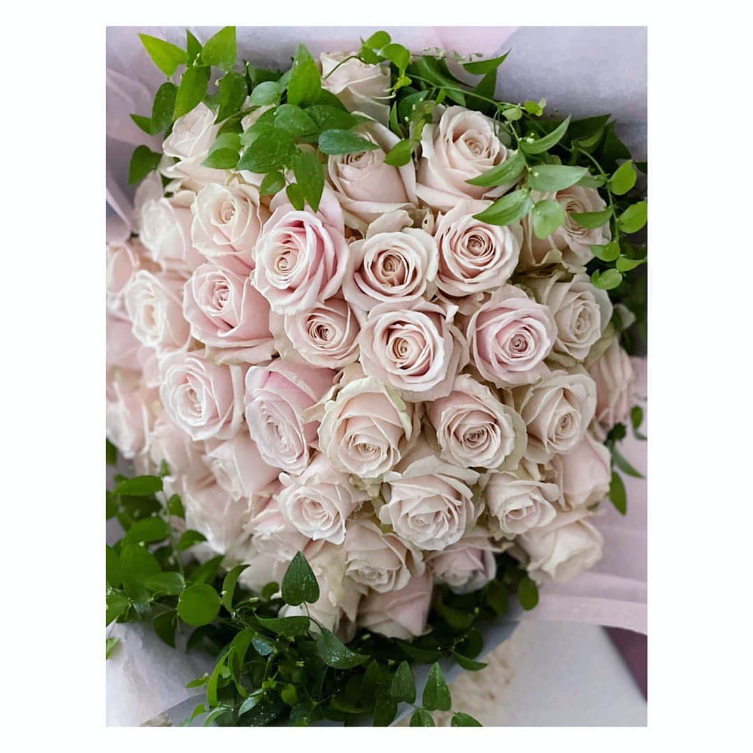 望月理恵さんのインスタグラム写真 - (望月理恵Instagram)「美しき愉快な仲間たち (表現あってるかな😂)から 50本のバラのプレゼント‼️ 嬉しい〜✨ ピンクのバラ、 可愛いを一生分言いました☺️  お花は癒されます。 部屋にあると気持ちも明るくなります。 本当にありがとう。 100本目指して頑張る！？笑 それまで仲良くしてね。  #50本のバラ #バラは本数で花言葉が変わるらしい #50本は恒久 #108本は結婚してください　らしい  #ピンク#薔薇#花#花生活 小分けにしても可愛いですよね」3月2日 13時27分 - mochiee28