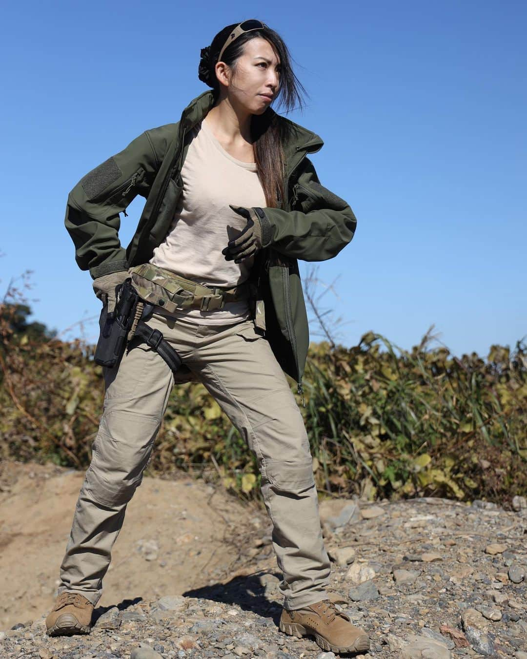 みりどる乙夜のインスタグラム：「HELIKON-TEX Gun Fighter Softshell Jacket 関東の冬にぴったりのソフトシェルジャケット。もう10年以上愛用しています。今日も着てます😂 3月も肌寒さは続くので、もうしばらく活躍しそうです。 東京上野の中田商店と、九州博多のSWATで販売中！  1枚目 撮影：Masaki Otsuka 掲載：SATマガジン 2021年11月号  #helikontex #helikontexgunfighter #gunfighter #softshelljacket #madeinpoland #tacticalgear #tacticalwear #jacket #winterfashion #pewpew #military #militarywife #tacticool #tacticalgirls #tacticaltraining #gatorzeyewear #gatorzjapan #batesboots #modifyairsoft #xtcg1 #portrait #タクティカル #ヘリコンテックス #中田商店 #射撃 #タクトレ #ミリタリーファッション #ポートレート #雑誌掲載 #ミリドル」