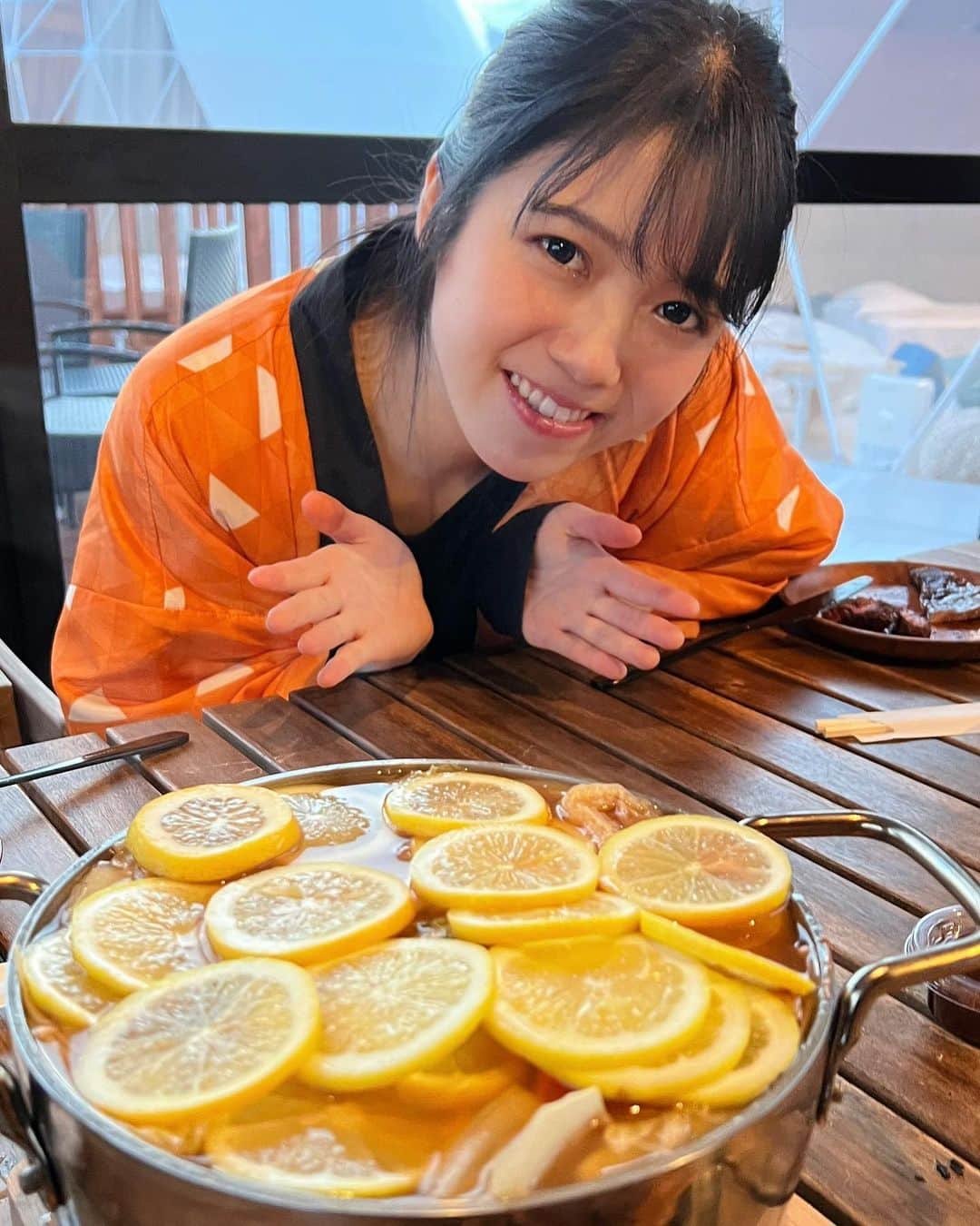 高木凜々子のインスタグラム：「Lemon girl 🍋 ⁡ ⁡ . . ⁡ レモン鍋とはんてんを着る私😆 ⁡ ⁡ すごく美味しかった〜！ お腹いっぱい食べました✨」