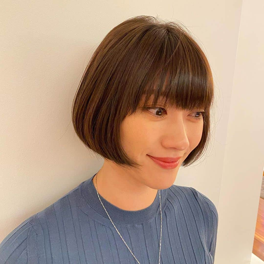 原幹恵のインスタグラム：「髪切りました〜✂️✂️✂️ ヘアカラーも落ち着いた色に😊 楽過ぎてこの長さから抜け出せないかも✨✨  いつもありがとうございます💕💕 @taishi_kakimotoarms @sena__highlight__  @kakimotoarms_shinjuku   #kakimotoarms  #カキモトアームズ  #haircut  #haircolor  #hairstyle #ボブ  #ミニボブ」