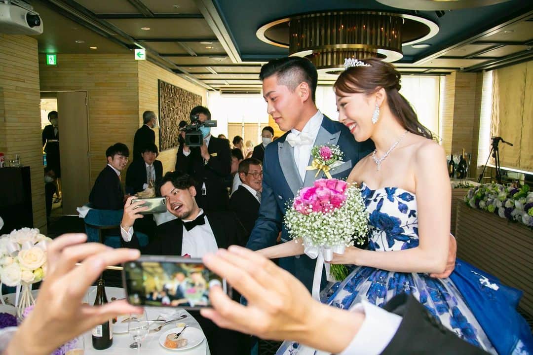 のインスタグラム：「※ ホテル国際21 wedding  キャンドルサービスで ゲストへご挨拶🕯  ブライダルメニュー無料試食付き相談会開催中！ お気軽にお問い合わせください。  ♥｡･ﾟ♡ﾟ･｡♥｡･ﾟ♡ﾟ･｡♥｡･ﾟ♡ﾟ・。゜♥｡ﾟ♡ﾟ･｡♥｡･ﾟ♡ﾟ･｡♥｡･ﾟ♡ﾟ･｡♥｡. . ブライダルフェア受付中です🎉 ご予約は @hotelkokusai21_bridal の HPから出来ます🌟 . ｡♥｡･ﾟ♡ﾟ･｡♥｡･ﾟ♡ﾟ･｡♥｡･ﾟ♡ﾟ・。゜♥｡ﾟ♡ﾟ･｡♥｡･ﾟ♡ﾟ･｡♥｡･ﾟ♡ﾟ･👰🤵✨  . #ホテル国際21　#ウェディング　#ホテルウェディング　#ブライダル　#長野　#長野結婚式　#長野市結婚式　#長野花嫁 #長野県　#長野市　#結婚式場　#結婚式　#披露宴会場　#チャペル　#衣裳　#ウェディングドレス　#タキシード　#コーディネート　#ヘアメイク　#花嫁ヘア　#花嫁メイク　#ブーケ　#ウェディングケーキ　#全国のプレ花嫁さんと繋がりたい　#花嫁　#プレ花嫁　#卒花　#前撮り　#後撮り　#wedding」