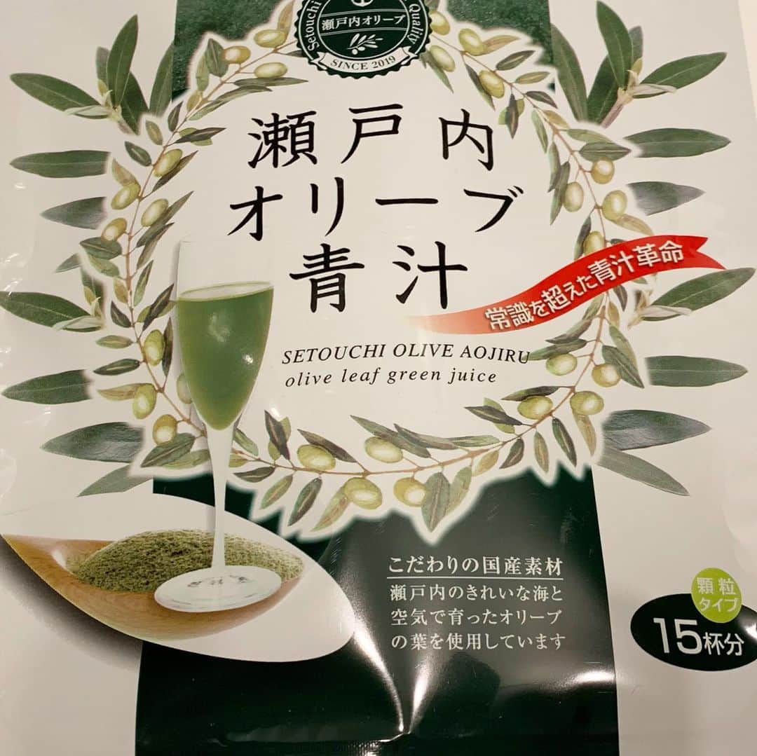 木内晶子さんのインスタグラム写真 - (木内晶子Instagram)「香川県産Orive Marcheオンラインツアー第3回目「食育」が開催されました！皆様ありがとうございました。瀬戸内オリーブ園さんの蓮井さんにゲストで来て頂きこちらのオリーブオイルを使ったレシピを教わりました。メニュー「らりるれレタスのステーキ」こちらにはオリーブの品種「ミッション」を「ブロッコリーとトマトのデリ風サラダ」には品種「ルッカ」を使用しました。ビタミンCが豊富な香川県産のブロッコリーとトマトがいくらでも食べられるぐらい美味しかったです。オリーブから作られた果実酢を使ったドレッシングはまた食べたくなる元気になる美味しさでした。可愛いこはるちゃん、こはるちゃんママにも来て頂き一緒に楽しくオリーブの美味しさをお伝えして下さいました‼️サインをもらったよ〜😃こはるちゃんありがとう❣️ https://www.my-kagawa.jp/olivemarche/ #香川県産オリーブ #瀬戸内オリーブ園 #アグリオリーブ小豆島 #道の駅小豆島オリーブ公園 #こはチャレ #皆様#ご協力ありがとうございました」3月3日 1時58分 - akiko0902kinouchi