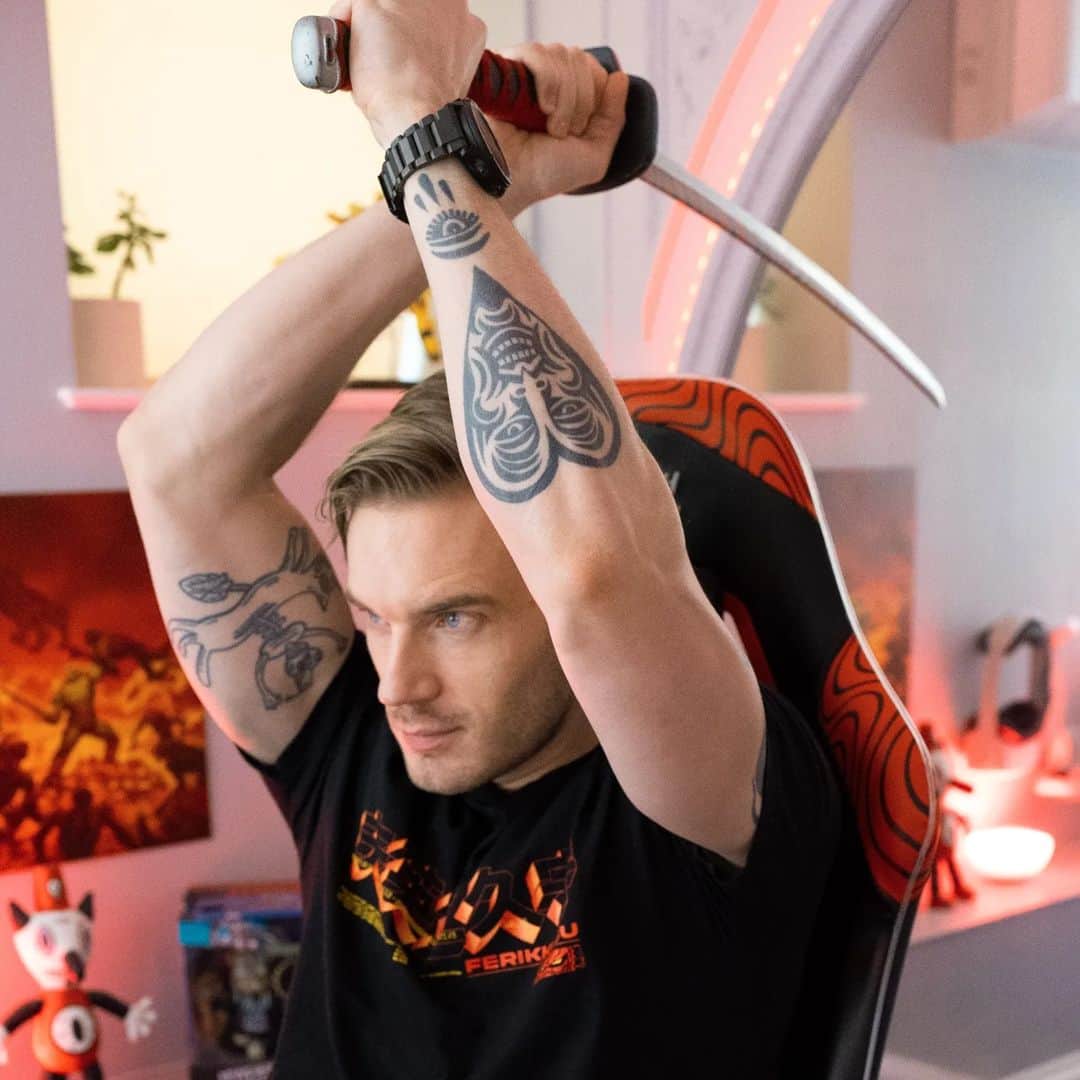 ピューディパイさんのインスタグラム写真 - (ピューディパイInstagram)「New merch, with the still not in ⚔️Japan  energy⚡ OUT NOW! https://pdp.store/✨ (bio) 🌟」3月3日 1時33分 - pewdiepie
