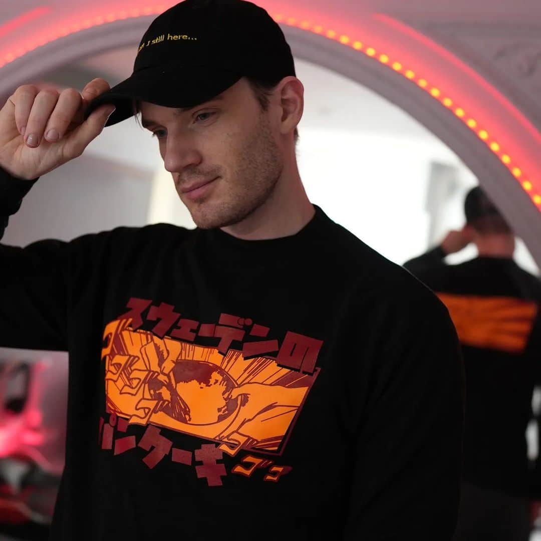 ピューディパイさんのインスタグラム写真 - (ピューディパイInstagram)「New merch, with the still not in ⚔️Japan  energy⚡ OUT NOW! https://pdp.store/✨ (bio) 🌟」3月3日 1時33分 - pewdiepie