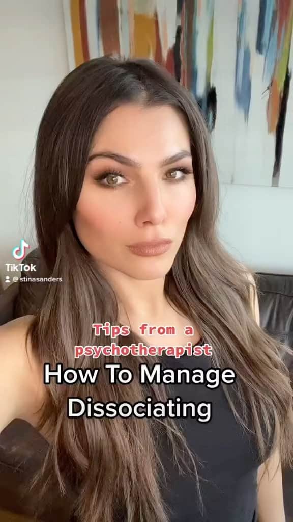 スティナ・サンダースのインスタグラム：「How to manage #dissociating 😵‍💫」