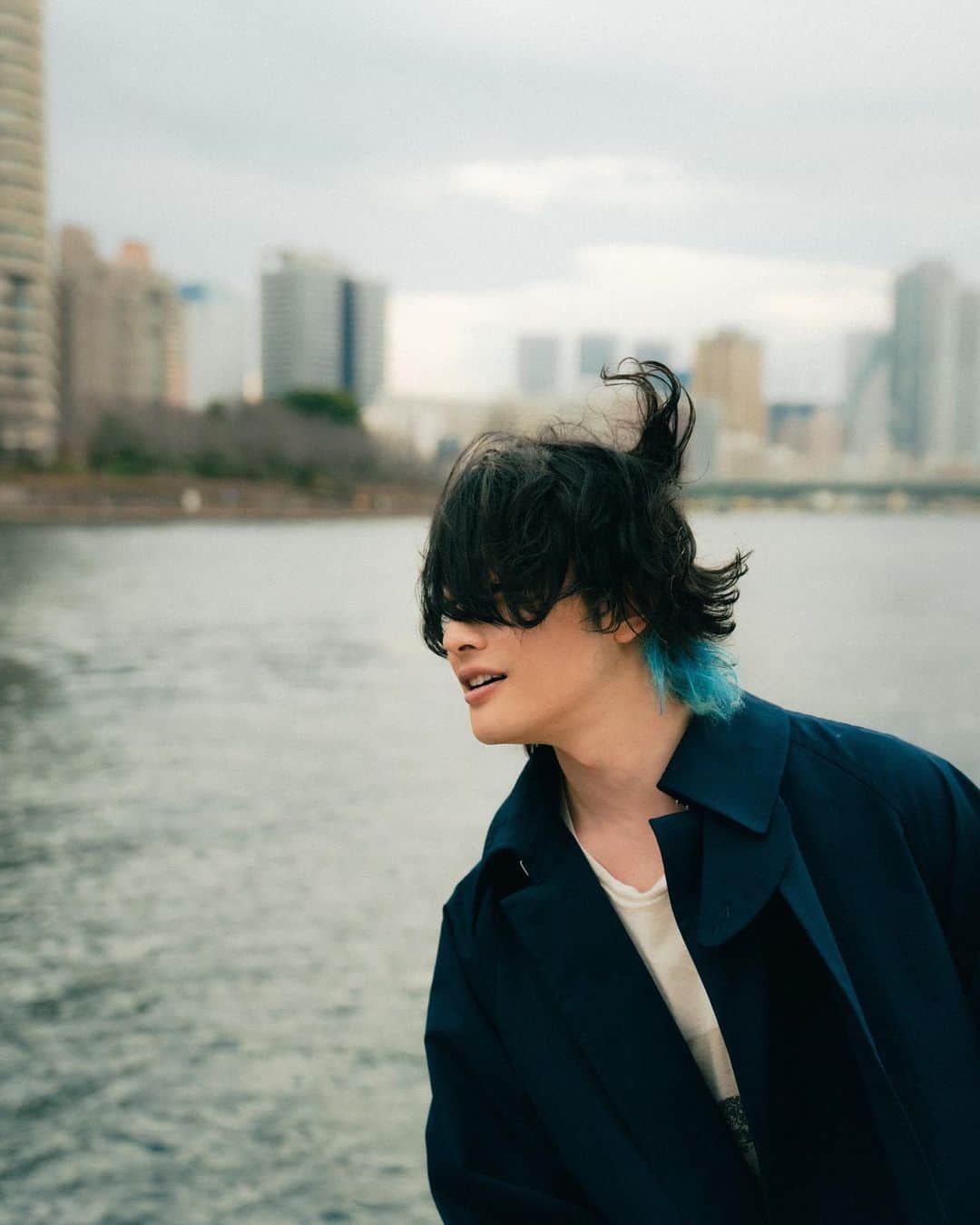 磯部寛之のインスタグラム：「Windy day… Hiro  昨日のFC撮影。川沿い風強かったけど楽しい撮影でした。ひろ @renzo1101 ありがとう。 #alexandros #隅田川」