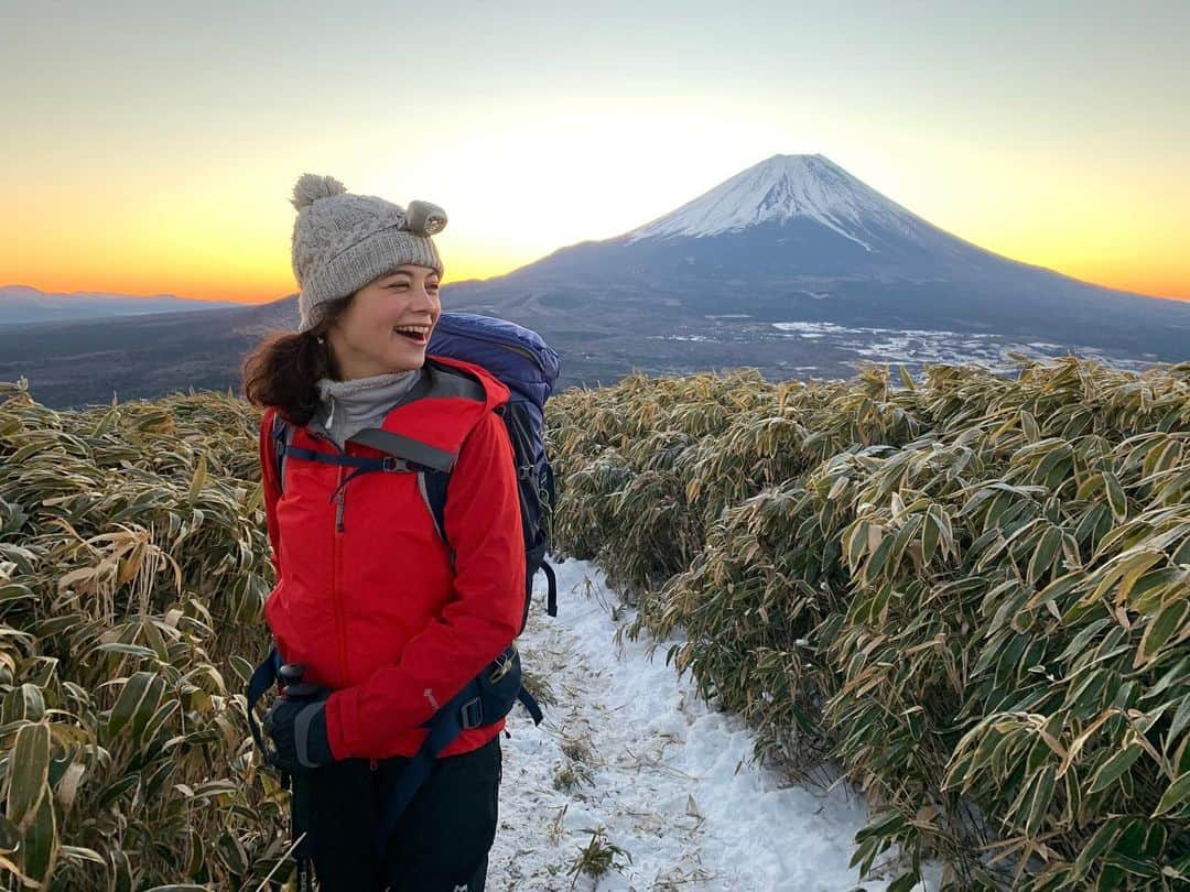 仲川希良のインスタグラム：「明日「テントを背負って」の新作がオンエアされます！ ・ 今回のテーマは"富士を見に行く" ・ 時間によって 角度によって 様々な表情を見せてくれた富士山 ・ この番組はナレーション無し その時間を一緒に味わっているかのような同録音声と 素晴らしい映像美をお楽しみください♩ ・ ・ NHK BSプレミアム 「テントを背負って"富士を見に行く"」 3月3日　19:00〜 ・ 番組情報へのリンクはストーリーズにはっておきます！ よろしくお願いいたします ・ ・ #🗻 #📺 #登山 #トレッキング #ハイキング #山旅 #テント泊 #富士山 #テントを背負って」