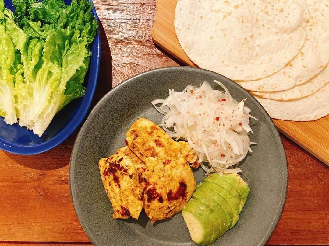 川畑一志さんのインスタグラム写真 - (川畑一志Instagram)「. 【鶏肉のカレーマヨソテー トルティーヤ添え】 鶏胸肉の下味にマヨネーズをつかうと しっとり焼き上がります！ ⁡ アボカド、たまねぎ、グリーンカールとともに トルティーヤで包んでいただきました！ ⁡ 皆さんもぜひお試しください！ ⁡ #3分クッキング #田口成子 先生のレシピ #下味にマヨネーズを使うと #焼くときに油いりません #野菜もたくさん召し上がれ #川畑一志」3月2日 17時27分 - isshi.kawabata