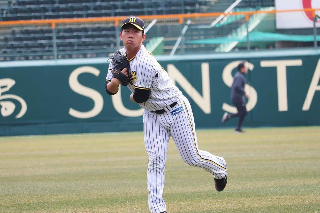 阪神タイガースさんのインスタグラム写真 - (阪神タイガースInstagram)「今日から甲子園球場での練習です。グラウンドには水蒸気が現れ不思議な現象が。 #坂本誠志郎 選手 #秋山拓巳 選手 #メルロハスジュニア 選手 #桐敷拓馬 選手 #小野泰己 選手 #青柳晃洋 選手 #ジェフリーマルテ 選手 #髙寺望夢 選手 #伊藤将司 選手 #遠藤成 選手 #梅野隆太郎 選手 #全体練習 #阪神甲子園球場  #阪神タイガース #イチにカケル！」3月2日 17時27分 - hanshintigers_official