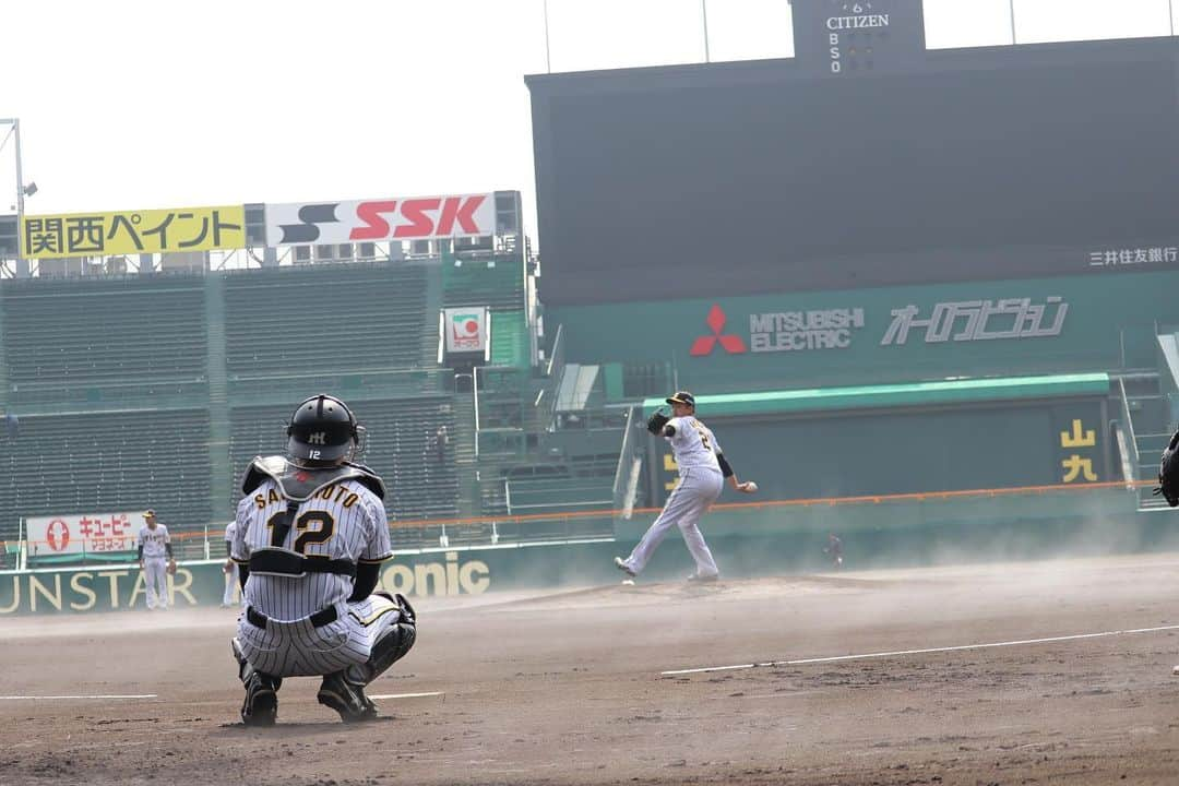 阪神タイガースさんのインスタグラム写真 - (阪神タイガースInstagram)「今日から甲子園球場での練習です。グラウンドには水蒸気が現れ不思議な現象が。 #坂本誠志郎 選手 #秋山拓巳 選手 #メルロハスジュニア 選手 #桐敷拓馬 選手 #小野泰己 選手 #青柳晃洋 選手 #ジェフリーマルテ 選手 #髙寺望夢 選手 #伊藤将司 選手 #遠藤成 選手 #梅野隆太郎 選手 #全体練習 #阪神甲子園球場  #阪神タイガース #イチにカケル！」3月2日 17時27分 - hanshintigers_official