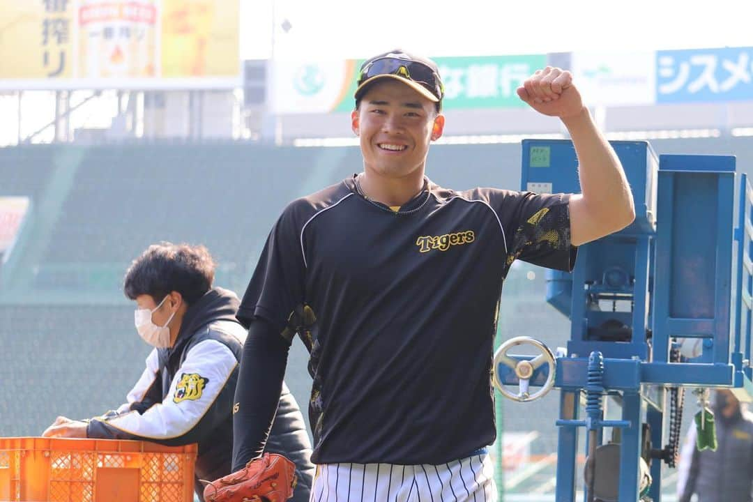 阪神タイガースさんのインスタグラム写真 - (阪神タイガースInstagram)「今日から甲子園球場での練習です。グラウンドには水蒸気が現れ不思議な現象が。 #坂本誠志郎 選手 #秋山拓巳 選手 #メルロハスジュニア 選手 #桐敷拓馬 選手 #小野泰己 選手 #青柳晃洋 選手 #ジェフリーマルテ 選手 #髙寺望夢 選手 #伊藤将司 選手 #遠藤成 選手 #梅野隆太郎 選手 #全体練習 #阪神甲子園球場  #阪神タイガース #イチにカケル！」3月2日 17時27分 - hanshintigers_official