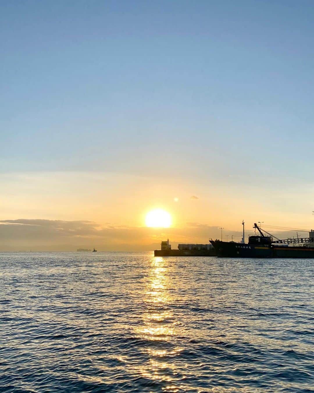 利水翔のインスタグラム：「海の上から見える朝日は格別☀️ ⁡ 毎回撮るんですが 船上は揺れるので 大体ブレます🤣✨笑 ⁡ 本当に綺麗なので 是非釣りに行って見て欲しいです🥰 ⁡ ⁡ ⁡ ⁡ ⁡ ⁡ ⁡ ⁡ ⁡ ⁡ #sunrise #beautiful #ocean #fishing #日の出　#景色綺麗  #ファインダー越しの私の世界」