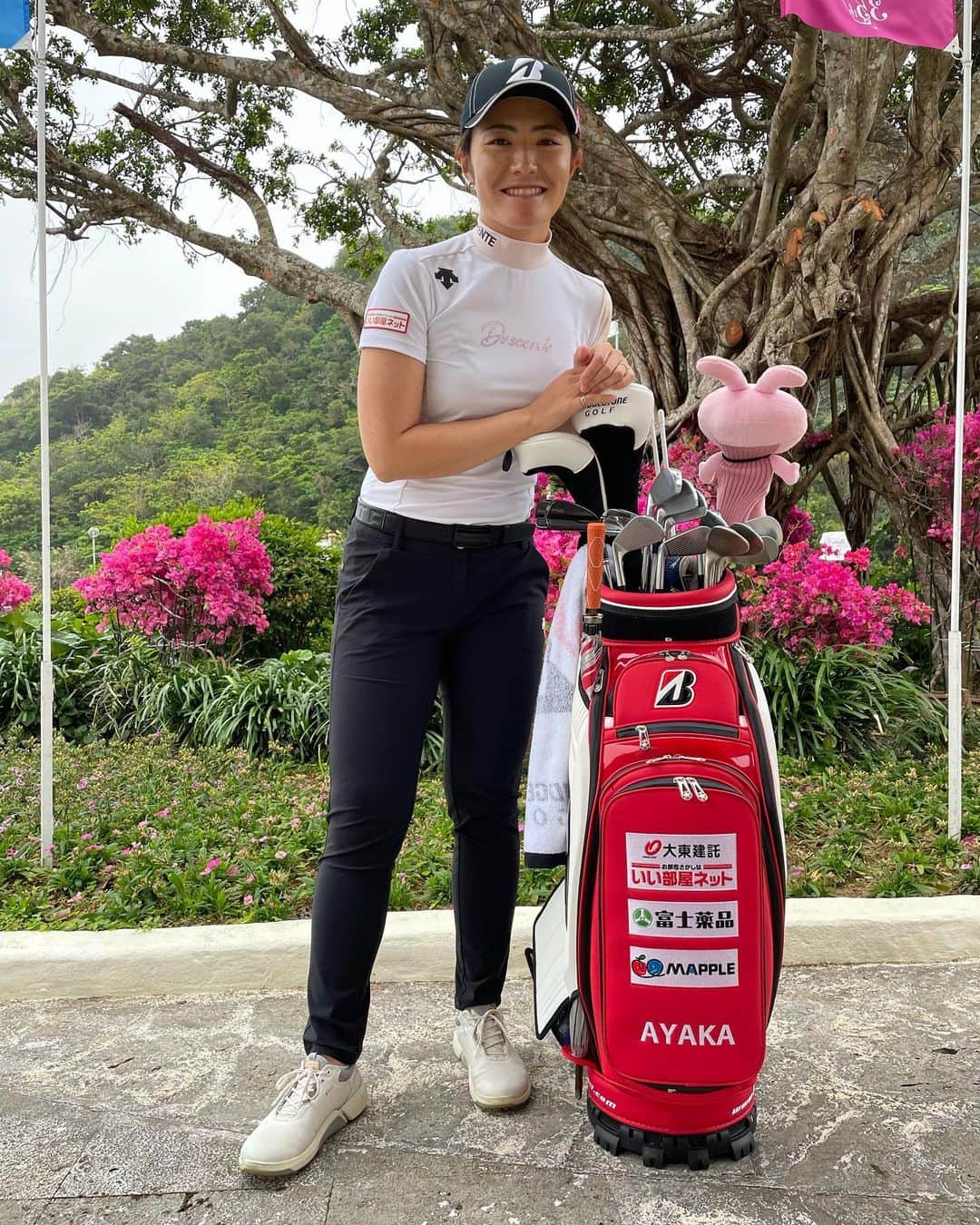 渡邉彩香のインスタグラム：「. . 2022シーズン開幕🌺 ダイキンオーキッドレディスから シーズンがスタートします！  #大東建託  @eheyanetladies_official  #ブリヂストンスポーツ  @bridgestonesports_golf #デサントゴルフ  @descentegolf  #昭文社ホールディングス  #富士薬品  @fujiyakuhin_pr #スタージュエリー  @starjewelry_press #電翔   今年も心強いサポート ありがとうございます！！！  今年はプロ10年目の年！ 毎試合少しずつでも自分の成長を感じながら プレーしたいと思います！  今シーズンも応援よろしくお願いします👊」