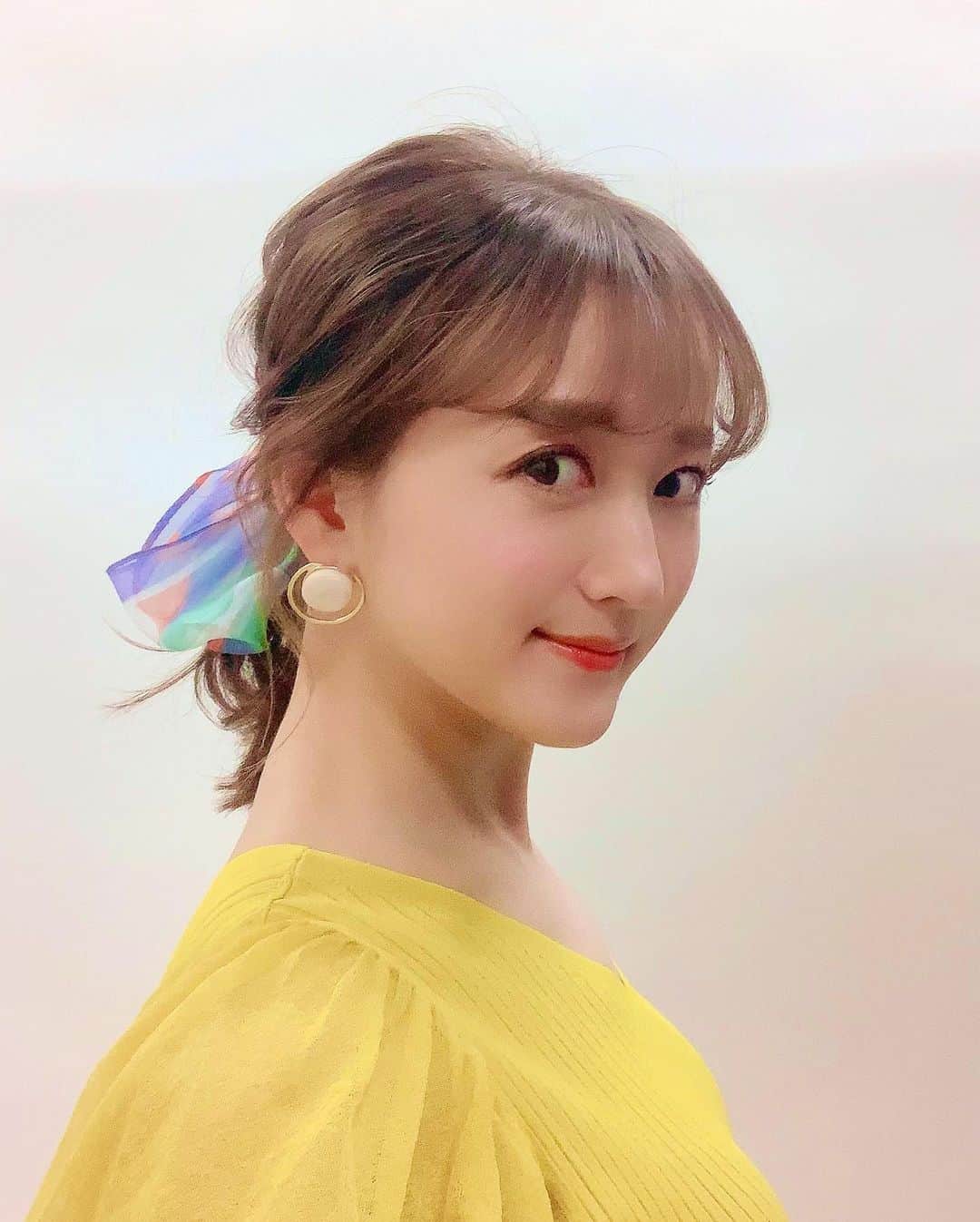 のインスタグラム：「⁡ とあるCM撮影の為、岩手にきておりました📸 ⁡ ヘアメイクで可愛くしてもらえてご機嫌💛 ⁡ 暖かくなってきた頃に放送開始されるので 楽しみにしていてください🥰 ⁡ こんな状況の中でも地元でお仕事をさせていただけるのは本当にありがたいですね🥰 ⁡ スタバに寄ったら素敵なメッセージが...🥺❤️ ⁡ それから朝から岩手山が綺麗に 見えてなんだかホッコリした気持ちに...💕 ⁡ ⁡ #地元 #岩手 #岩手県 #故郷 #岩手宣伝隊長 #CM #撮影 #巻き髪 #ヘアアレンジ #アレンジヘア #ヘアメイク #メイク #春 #yellow #ご機嫌 #ウキウキ #💛」