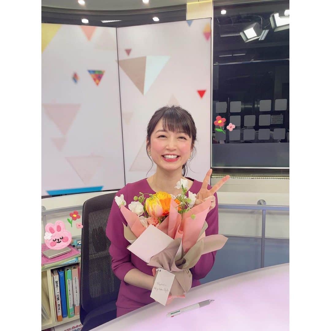 寺田ちひろのインスタグラム：「おととい、 ⁡ 2月28日のオンエアをもちまして、 『日テレNEWS24』を卒業しました🌸 ⁡ これまで見てくださったみなさま、 応援してくださったみなさま、 本当にありがとうございました！！😌✨ ⁡ 24スタッフさんたちがお花をプレゼントしてくださり、 嬉しくてとっても笑顔な私です🥰💐 ⁡ ⁡ 24キャスター になって1年半。 ⁡ ニュース読みはもちろんのこと、 事故現場の実況中継、 災害発生時の呼びかけなど、 "命を守る報道"に尽力してきました。 ⁡ いつ何が発生しても、素早く必要な情報をお伝えできるように、常にスタジオに張り付いて準備していました。  ⁡ news every.時代に報道番組のいろはを教わり、 日テレNEWS24では"いかに伝えるか"を試行錯誤する日々。 自分の不甲斐なさに落ち込むこともありましたが、 学びの多い1年半、成長できた1年半だと思っています。 ⁡ いつもアドバイスをくださり、支えてくださった24のみなさんには感謝しかありません💐 本当にありがとうございました！！😭✨  ⁡ これからも！！ 私らしくマイペースにいこうと思います☺️💕 ⁡ 変わらずよろしくお願いします😆✌️ ⁡ ⁡ #日テレnews24 #n24 #日本テレビ #日テレ #笑顔で #卒業 #最終日 #ありがとうございました #フリーアナウンサー #気象予報士 #防災士 #セントフォース」