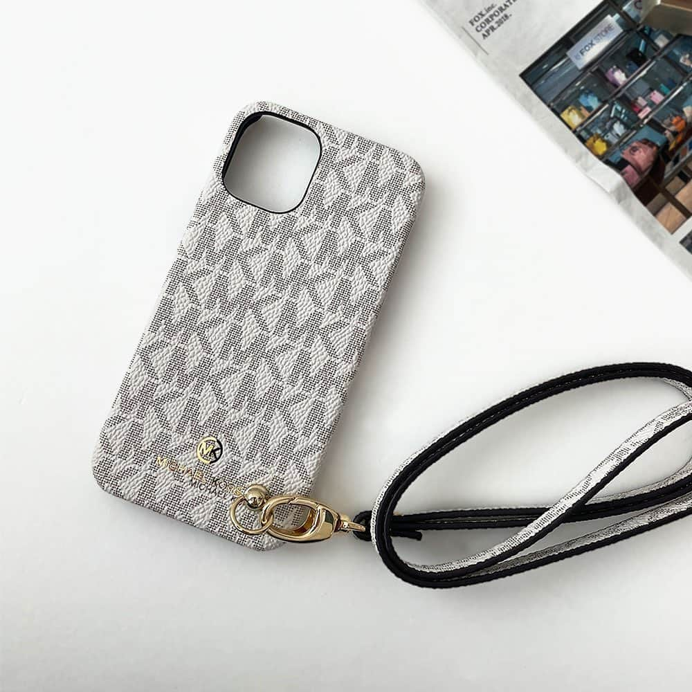 caseplayのインスタグラム：「- MICHAEL KORS - ネック ストラップ付 iPhoneケースをご紹介します♪  シグニチャー柄×ホワイトカラーが とても可愛いiPhoneケースです。  ホワイトとブラウンの二色展開でご用意！  ネックストラップ付なので首にかけて 両手をふさがずにお出かけ出来ます！  〇ネックストラップだけではなく ハンドストラップケースも ご用意しております  〇他ブランドのケースも 多数ございますので、 詳細はトップページリンクより 公式ONLINE SHOPでご覧ください → @fox.inc_store  ~~~~~~~~~~~~~~~~~~~~~~~~  -  Slim Wrap Case Stripe with Neck Strap - PRICE:￥10,120- in tax 販売中機種：iPhone12 12pro 12promax 12min その他カラー、機種はこちらから◎ → @fox.inc_store ※機種によって、お取り扱いしていな場合がございます。 **************************  #iPhoneケース #iphonecase #michaelkors #マイケルコース #オシャレアイテム #ストラップ付きiphoneケース  #iphone12 #iphone13  #iphone12mini」