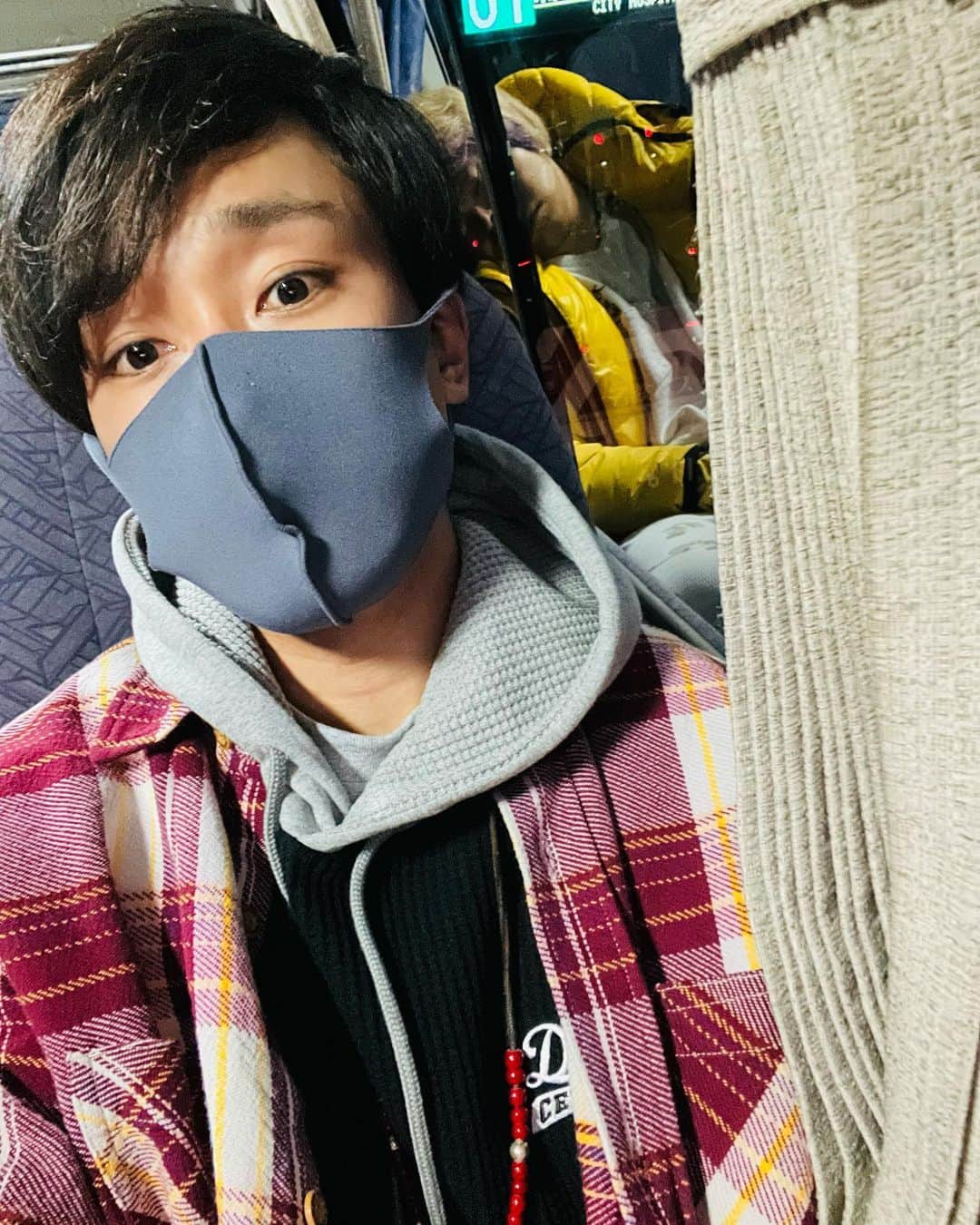 としみつのインスタグラム：「お疲れさん。  服も今日は春仕様ですわ。」