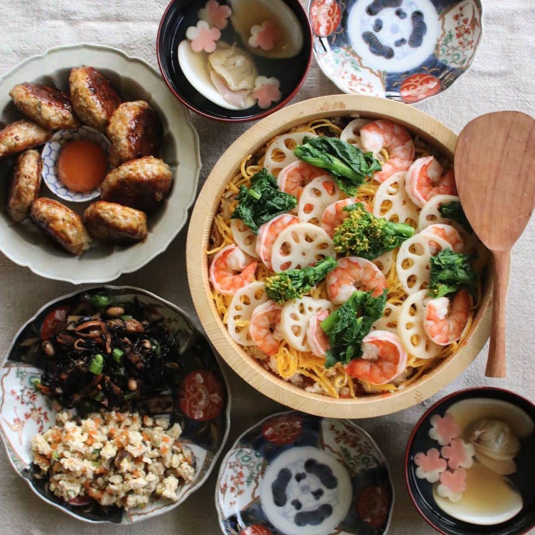 Atsukoのインスタグラム：「今日の晩御飯 2022.03.02  ひと足早くひな祭りごはん🎎🍡🌸  ちらし寿司 はまぐりのお吸い物 大葉入りつくね ひじき煮 煎り豆腐  とりあえず唐揚げも仕込んでるので、リクエストあればこれから揚げようかな🙄 今年も見事にお雛様出さなかったけど😂😂😂 そして買ってきた桃の枝が全然花咲かないけど😭😭 とりあえず明日は仕事なので、本日お祝い。 明日留年かかってるテストあるので、これ食べて頑張ってくれw」
