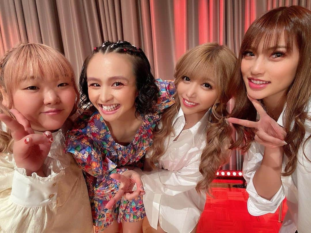 芹野莉奈さんのインスタグラム写真 - (芹野莉奈Instagram)「イベントの司会進行のお仕事🎤❤️  いつもプライベートでお世話になってるmisonoちゃんと初めてお仕事で会えちゃったー😳なんか逆に新鮮でしたとさ😳  安定のあおいちゃんとさぁちむも一緒でした😳✨  #ホスフェス」3月2日 18時25分 - serinorina