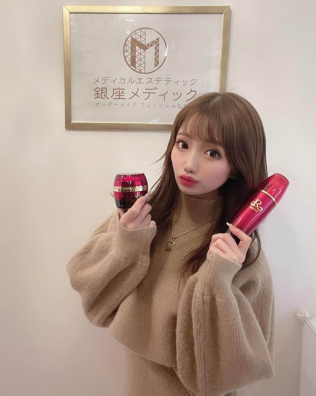 まゆぴちゅーさんのインスタグラム写真 - (まゆぴちゅーInstagram)「お肌メンテナンス🧖🏻‍♀️💋✨  月1で通ってる東銀座駅から徒歩1分の 銀座メディック @ginza_medic 🤍💎✨  大好きなベテランエステティシャンの ゆみ先生 @yumisensei_430 のゴッドハンド 施術を受けにまた行ってきたよーん🤤❤︎  REVIの陶肌トリートメント⭐️ ハーブピーリングもあるフルコース🌿💓💓  優しくクレンジングや洗顔、からの ゆみ先生の気持ち良すぎるゴッドハンドマッサージ で顔首肩をほぐしてもらって、  筋膜リリースからの7,000ショットの めちゃいい機械でのハイフでリフトアップ⤴︎❤︎  このハイフは目元のキワも、 小鼻にも当てられるからすごい！！✨✨  からの大好きなREVIのハーブピーリングは 酵母と植物幹細胞、国産ハーブのみを ブランドした、剥離しない、痛みもない ものだからお肌が弱い人にもおすすめ😴🤍🤍  肌細胞、肌本来が持っている力を 活性化させてくれて、ニキビ跡にもいいし、 毛穴レスな美肌に導いてくれるの😭💓✨  かれこれこのトリートメント4回目？とかに なるけど通うたび肌の状態良くなってて、  肌触りも変わったし(ツルツル滑らか！)、 顔も引き上がった気がするし、 炎症ニキビは0になって、ニキビ跡も減った！！ 本当に出会えてよかったサロンと、 REVIのホームケア。  REVIはすごいよ。まじで。 エステで導入されるだけある😭😭🤍🤍🤍 ホームケア商品はプロフのハイライトにも 書いてあるからぜひ見てみて欲しい！！！！ . . ゆみ先生のトリートメントコースは、 肌施術だけじゃなくて、 小顔矯正、頭蓋骨連動矯正までしてくれて 美肌＆小顔が手に入るし気持ち良すぎておすすめ💋  ここのサロンで使ってる“磁気ベッド”も オリンピック選手も使うレベルの ハイレベルなやつで効果あがるしね🥺✨✨ @sokenmedical  . . お肌悩みや身体悩みがある方は、 ぜひゆみ先生にDMしてみて欲しいです💌♪  ▶︎ @yumisensei_430  . . 1枚目の写真のバッグは @_coco_vintage_ の可愛いバッグだよ🖤🥰  5枚目の動画でお肌の調子良すぎる のを見てくださいまじツヤ増した🥲❤︎ . . . #ハーブピーリング #小顔矯正 #頭蓋骨矯正 #REVI #reviハーブピーリング #剥離しないハーブピーリング #東銀座 #東銀座エステ #美容エステ #磁気ベッド #ルヴィ #銀座エステ #毛穴レス肌 #毛穴ケア #ニキビケア #ニキビ肌改善 #ニキビ跡改善 #ハイフエステ #ジャングル東京 #JUNGLETOKYO」3月2日 18時39分 - mayu_03pichu