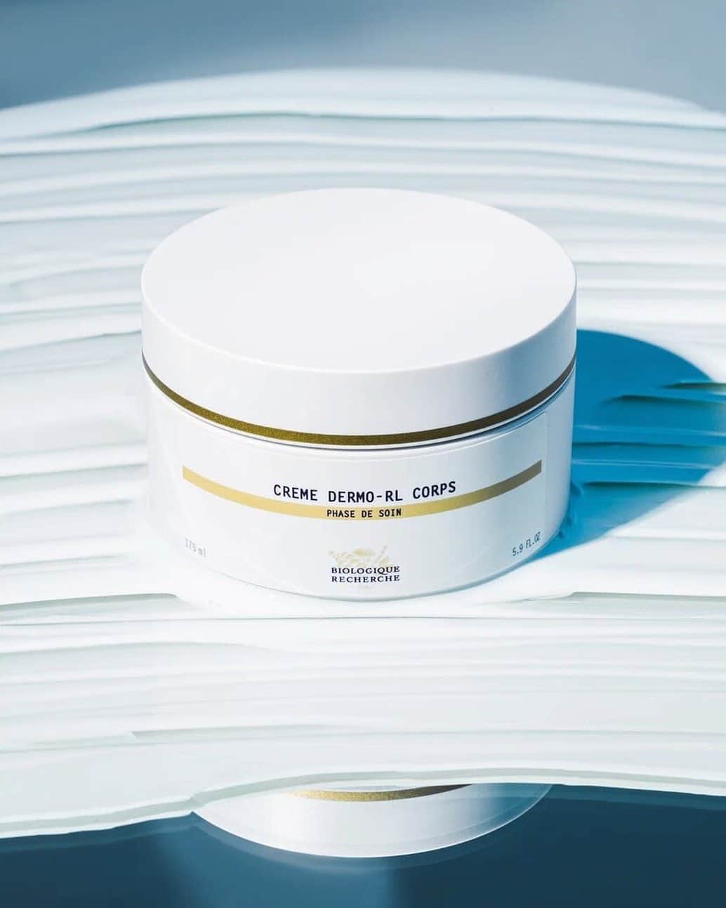 Biologique Recherche Russiaのインスタグラム：「✨Crème Dermo-RL Corps - релипидирующий, восстанавливающий и увлажняющий крем для тела с обновленной формулой   🔹Благодаря содержанию незаменимых жирных кислот способствует восстановлению эпидермиса с дефицитом липидов   🔹Масла Ши и Жасмина интенсивно питают кожу, обеспечивая немедленный и длительный комфорт   🔹Масла ореха Макадамии и семян Малины стимулирует процесс восстановления кожи и активирует регенерацию дермы    🔹Защищает кожу от внешнего негативного воздействия (ветер, солнце, мыло, эпиляция)      🔸Рекомендовано для обезвоженного и ослабленного Состояния кожи  #biologiquerecherche #buildingbetterskin #followyourskininstant」