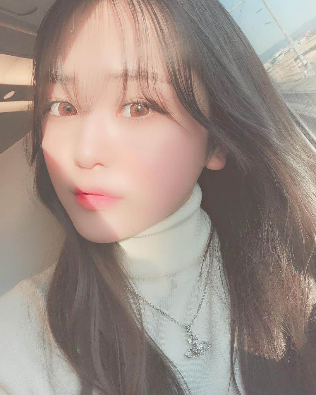 松本優菜のインスタグラム：「前髪に飽きてきた人🙋‍♀️ * * 伸ばそうかな？……  #自然光  #エモい」