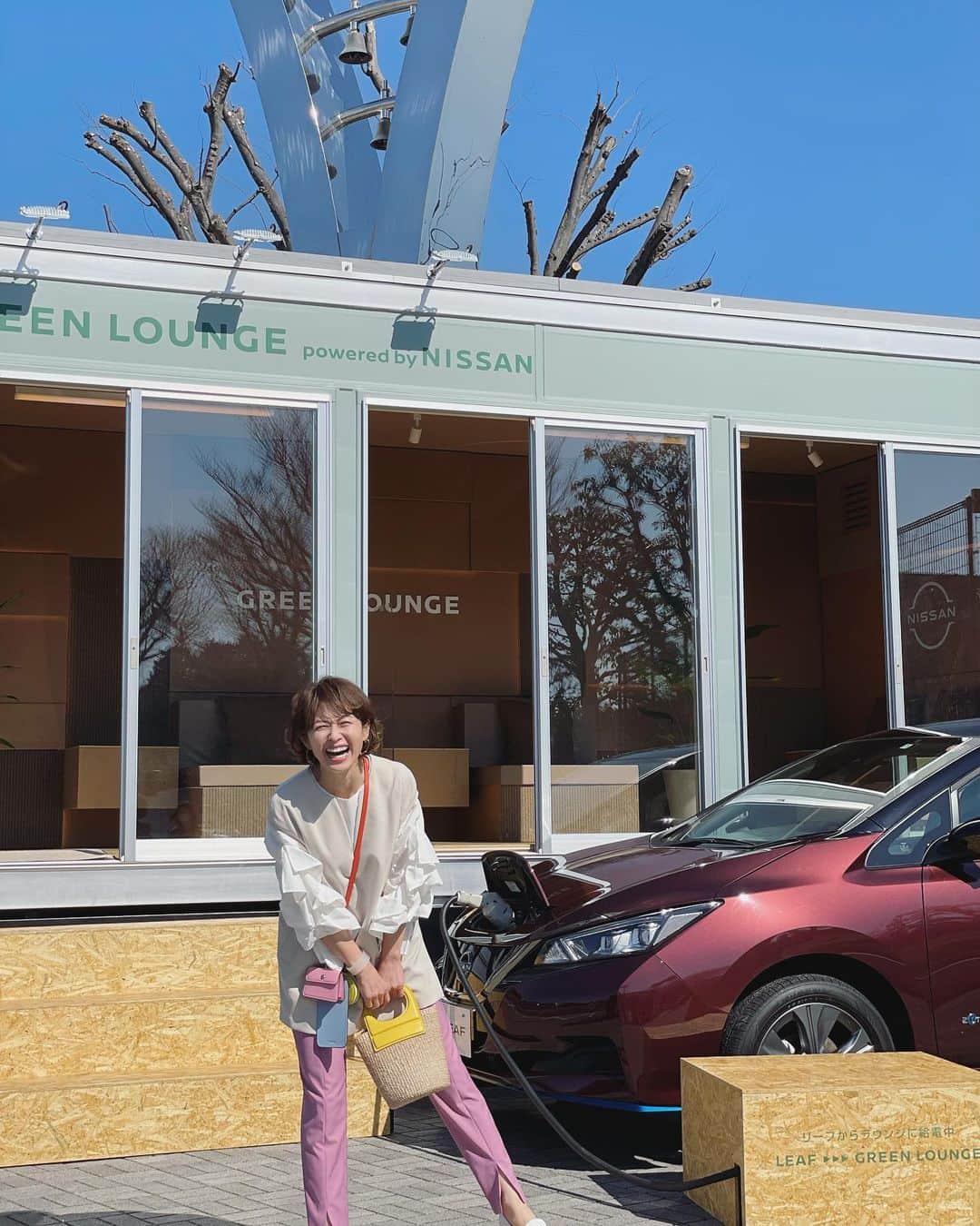 畑野ひろ子のインスタグラム：「先日、STORYの撮影で海老名SAにある電気自動車オーナー限定ラウンジ「GREENLOUNGE」へ行ってきました！  ひと休み出来るお部屋から、無料で提供されるミシュランガイド1つ星レストラン「sio」の オーナーシェフ鳥羽周作さん監修のミニバーガーまでサスティナブル😆  日産のEVの普及、サスティナブルな社会を目指しているお話を聞かせて頂き、未来のために出来ることはまだまだいっぱいあるんだなぁと改めて興味がわきました。 3月下旬公開のSTORY webも是非ご覧ください。  こちら全メーカーのEVオーナーが対象で開催期間は、3/16までです😊  #greenpass #greenlounge  #ev  #電気自動車   #いいじゃんevオーナー  #pr」