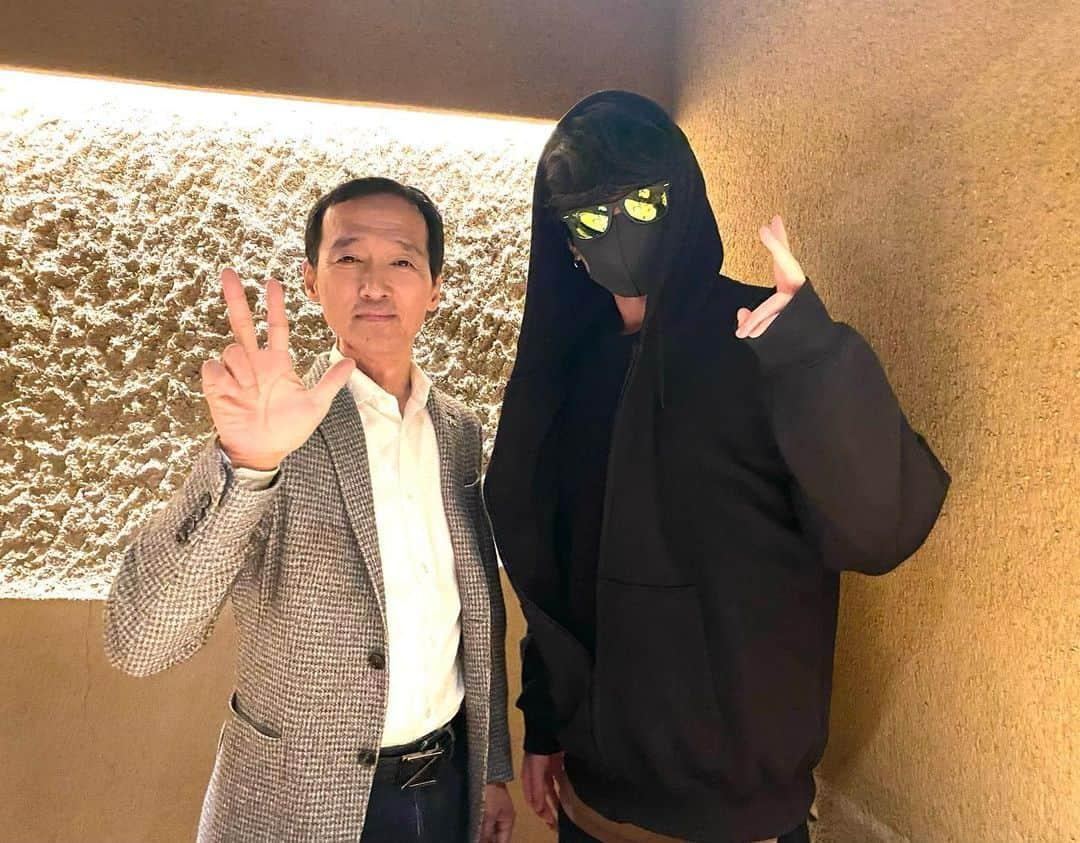 イーサンさんのインスタグラム写真 - (イーサンInstagram)「大原社長にディナーご馳走になりました！  最高な時間でした🔥 閉店まで一生お話してました笑 楽し過ぎました😭  いつもお話するだけで名著を読んだような感覚を下さる方です。  牛タンの食べ方美味し過ぎました🤤笑  #久しぶりの変装 #やっぱ視界悪過ぎ #大原社長」3月2日 19時38分 - mgethan999