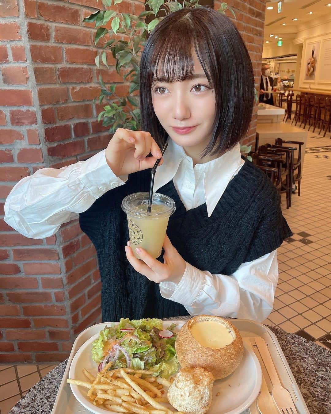 近藤真琴のインスタグラム：「・ 美味しいもの食べるとはっぴーな気持ちになるわね👶💓💓」