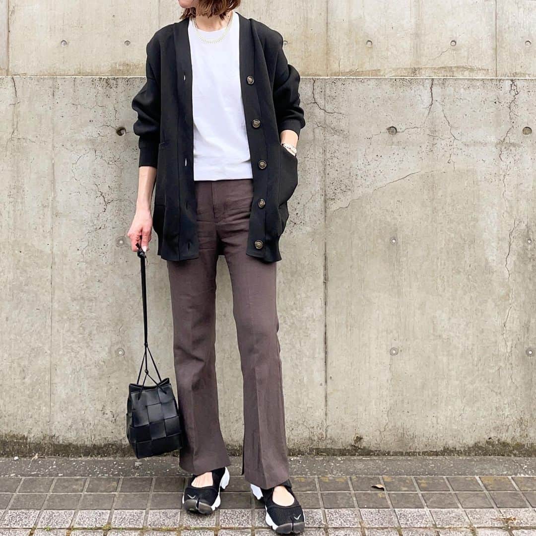 mmk__56のインスタグラム：「2022.3.2 . . 着回しです 日中カーデで過ごせるくらい暖かくなってきて嬉しい🌿 . カーディガン… @mother_inc  インナー… @hanes  パンツ… @plage_jp  バッグ… @newbottega  スニーカー… @nike . #ママコーデ#ママファッション#今日の服#今日のコーデ#着回しコーデ#プチプラコーデ#シンプルコーデ#ロカリ#大人カジュアル#locari#ootd_kob#mamagirl#春コーデ#春服コーデ#ボッテガヴェネタ#bottegaveneta#ナイキスニーカー#ボッテガ#お散歩コーデ#スニーカーコーデ#plage#プラージュ#スリットパンツ#カーディガンコーデ#エアリフト#ナイキコーデ#airrift」