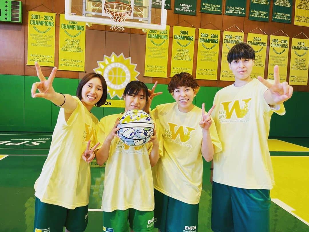 岡本彩也花のインスタグラム：「3/8は「国際女性デー」です💐 皆さんで女子スポーツを盛り上げていきましょう🙋🏼‍♀️ . Wリーグの選手みんなでボールを使って1つの動画を作製したので是非見てください💁‍♀️🏀 . #WeAreW #行こうよWリーグ」