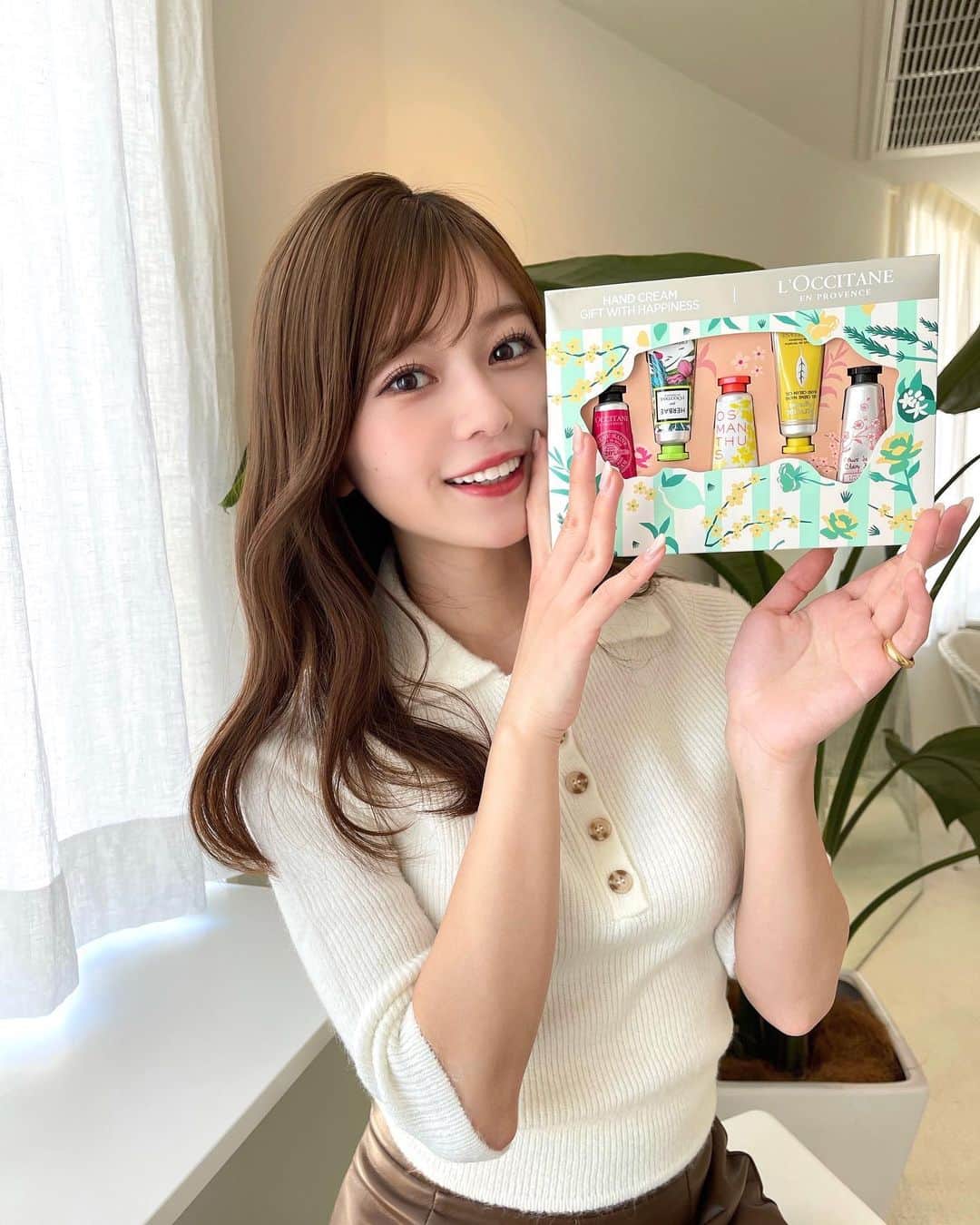 石崎日梨のインスタグラム：「⁡ L'OCCITANE🌼 ⁡ 限定のミニサイズだからポーチに入れて持ち運べるの！ 5種類の香りを毎日使い分けても楽しいよね☺️ ⁡ 仕事で新しいプロジェクトになるお姉ちゃんに頑張ってという気持ちを込めてプレゼントしたよ~🎁♡  ⁡ #ロクシタン#新生活を香りで応援#フレフレフレグランスギフト#気持ち届く香りのギフト#PR ⁡ 写真アップロードの調子が悪かったので再投稿しました！」