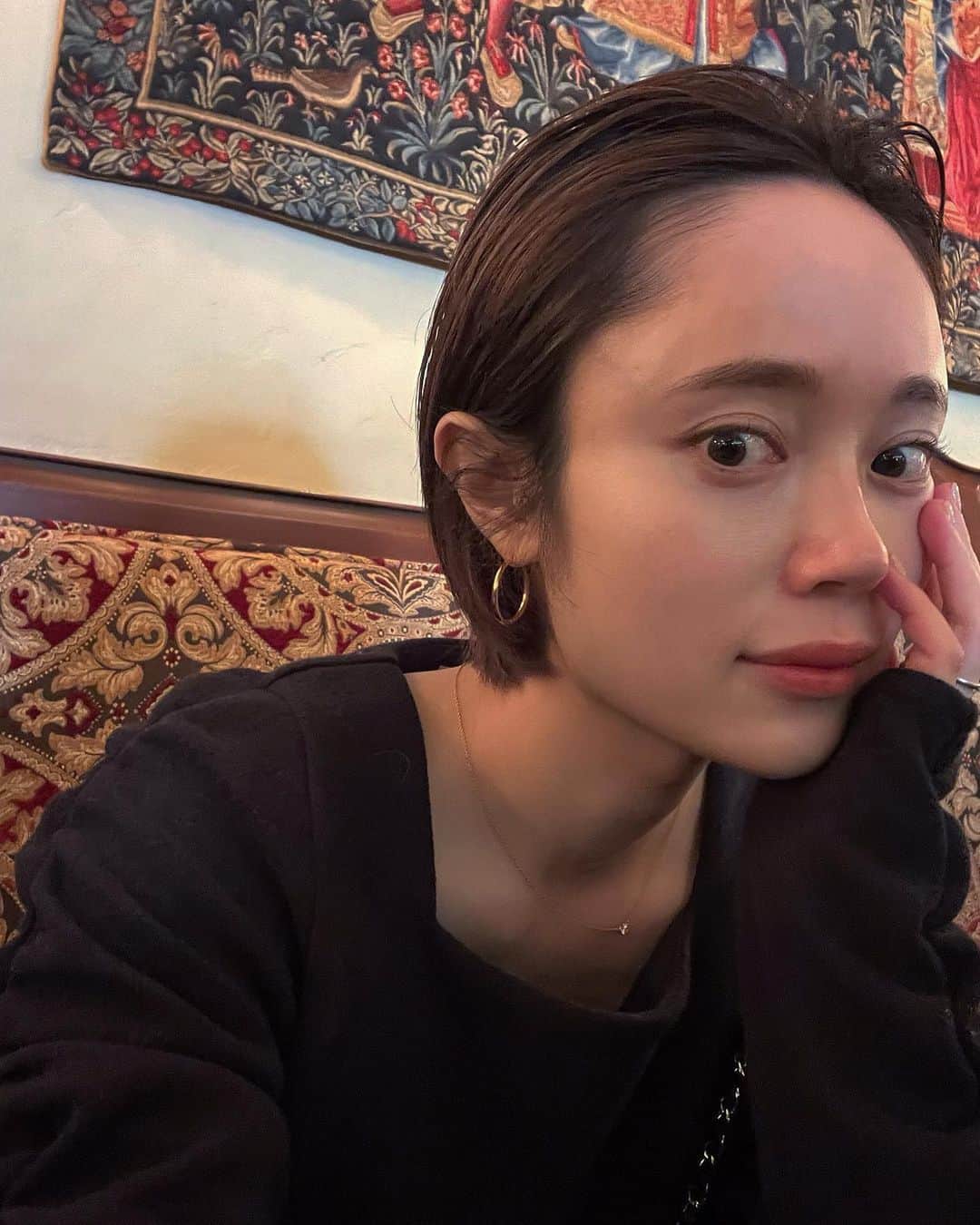 島居玲子のインスタグラム：「暖かくなって喜びと同時に 花粉で目ん玉をとって洗いたい季節になってきましたが  最近は変わらずのゼオスキン様に加えて 気になっていたナイアシンアミド（2枚目 のおかげかお肌のトラブルは全くなく快適です🧍🏼‍♀️」