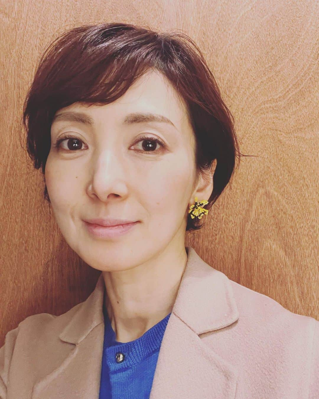 塩田真弓さんのインスタグラム写真 - (塩田真弓Instagram)「ウクライナからの 避難民を 日本に受け入れるという うれしい速報が 就寝前に入ってきました  併せて 入国制限で待たされている 待ってくれている 多くの人たちに 入国の道を 即刻大きく開けてほしいと 切に願います  どちらも 切実な気持ちは同じと感じます  そして ウクライナの人たちを 受け入れるからには 受け入れ体制の足りていないところ  とくに  孤立  させないための手立てを 言葉のサポートを 就業のサポートを  実践して  すでに日本にきているのに 悲運に直面している 就業者 学生の声をヒントに代えて  日本という国の力を  元来の懐の深さを  感じてもらえる国に していく原動力に なりますように  もうひとつ おやすみ前に 昨日もらった勇気を みなさんと  在日ウクライナ大使館が 募集した志願兵に 70人もの応募があったとのこと うち50人は元自衛官  ただただ 尊い思いを 誇りに思います  #StandWithUkraine #nowarinukraine #黄色いピアス　#ブルーニット　#ウクライナ色　#勇気の色」3月2日 20時59分 - mayumi_shiota_