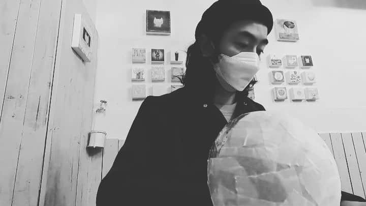 のインスタグラム：「【簡単】たまごランプの作り方【紙とボンドと風船で】  よろしくおねがいします！  youtu.be/Oyyk22dMjJU  #art #baloon #lamp #paper #egg #風船 #たまご #ランプ #youtube  #sotaro #聡太郎」