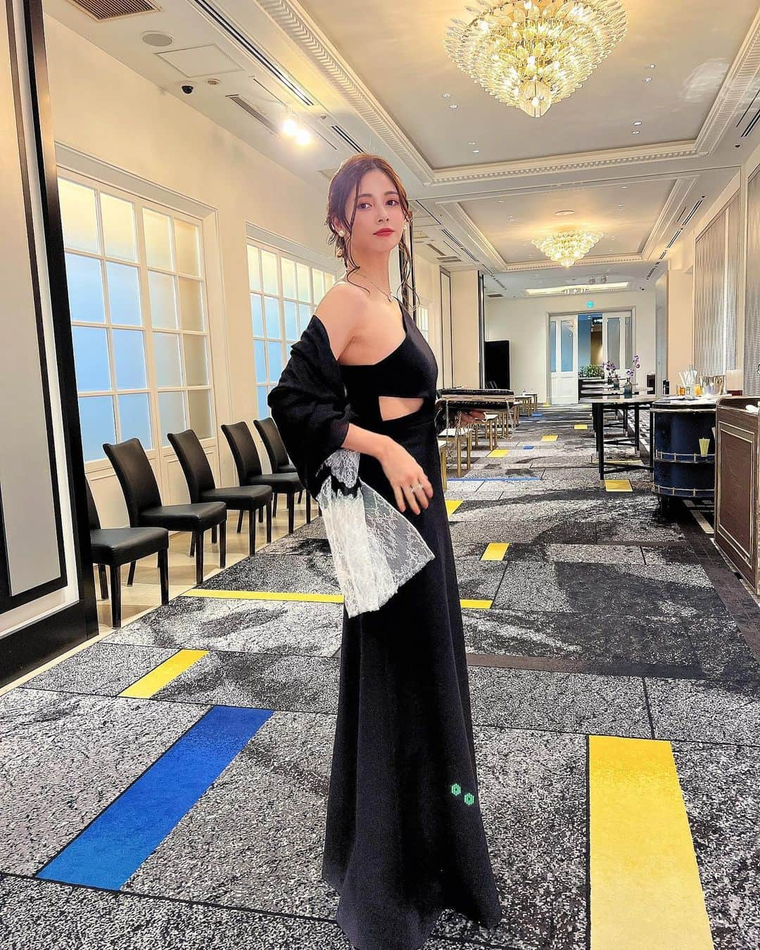 得あゆさんのインスタグラム写真 - (得あゆInstagram)「dress　@dior 🤍 こんなロングドレス中々ない🥲💓 ドレスの形も生地も全てお気に入り💓  何より自分の体型や身長に合う 素敵なドレスに出会えた事が幸せでした🤍✨  ⚠︎普段の結婚式スタイルとは異なります！ (参列する時はジャケット着用、スピーチの時のみストール) (ドレスが分かりやすく見えるよう撮影しています) ・ ・ ・ ・ ・ ・ ・ ・ ・ ・ ・ ・ ・ ・ ・ ・ ・ ・ ・ ・ ・ ・ ・ ・ #結婚式#結婚#親友#親友の結婚式#自慢の友達#結婚式ヘアアレンジ#結婚式ヘア#結婚式ヘアセット#ヘアアレンジ#結婚式コーデ#結婚式お呼ばれ#結婚式ドレス#ドレス#ウエディングドレス#ウエディングヘア#diorgrasse#ヘアスタイル#ホテルニューオータニ#ホテルニューオータニ東京#ホテル#披露宴#結婚式レポ#vancleef#ヴァンクリーフ#dior#イヤリング#前髪なし#ウエディングヘア#ウエディング#weddinghair#ストール」3月2日 21時00分 - tokuayu819