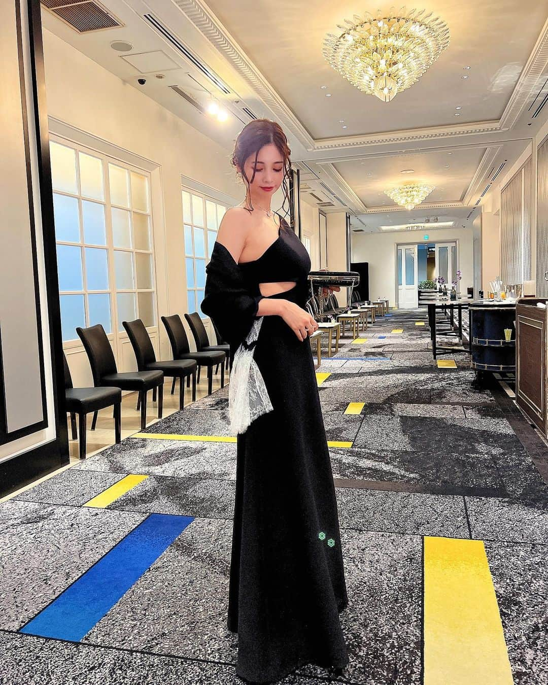 得あゆさんのインスタグラム写真 - (得あゆInstagram)「dress　@dior 🤍 こんなロングドレス中々ない🥲💓 ドレスの形も生地も全てお気に入り💓  何より自分の体型や身長に合う 素敵なドレスに出会えた事が幸せでした🤍✨  ⚠︎普段の結婚式スタイルとは異なります！ (参列する時はジャケット着用、スピーチの時のみストール) (ドレスが分かりやすく見えるよう撮影しています) ・ ・ ・ ・ ・ ・ ・ ・ ・ ・ ・ ・ ・ ・ ・ ・ ・ ・ ・ ・ ・ ・ ・ ・ #結婚式#結婚#親友#親友の結婚式#自慢の友達#結婚式ヘアアレンジ#結婚式ヘア#結婚式ヘアセット#ヘアアレンジ#結婚式コーデ#結婚式お呼ばれ#結婚式ドレス#ドレス#ウエディングドレス#ウエディングヘア#diorgrasse#ヘアスタイル#ホテルニューオータニ#ホテルニューオータニ東京#ホテル#披露宴#結婚式レポ#vancleef#ヴァンクリーフ#dior#イヤリング#前髪なし#ウエディングヘア#ウエディング#weddinghair#ストール」3月2日 21時00分 - tokuayu819