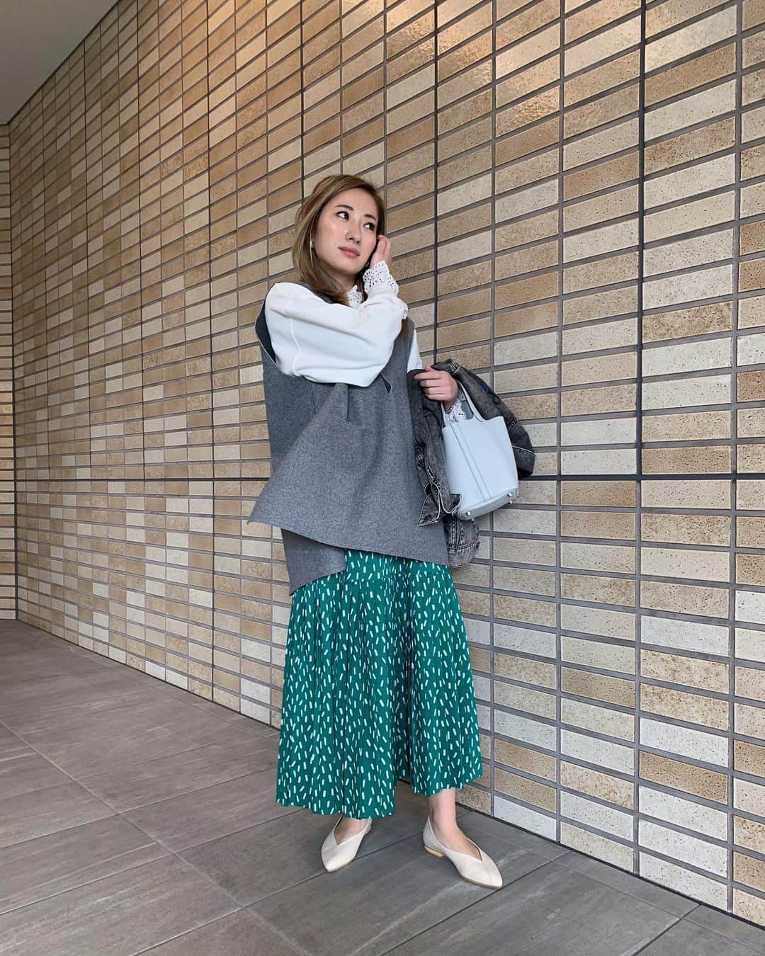 のインスタグラム：「・ 足元から春支度🌸 このパンプス履きやすくて最高🥿靴擦れしないし、走れる奇跡のパンプス✨ ・ #パンプス #fashion #outfit #ootd #cordinate #simple #mamafashion #sサイズコーデ #シンプルコーデ #ファッション　#コーディネート#ママコーデ #153cmコーデ #ワンピース#ハイトーンカラー #ハイトーン#カジュアルコーデ #大人シンプル #30代ファッション#全身コーデ#着回しコーデ」