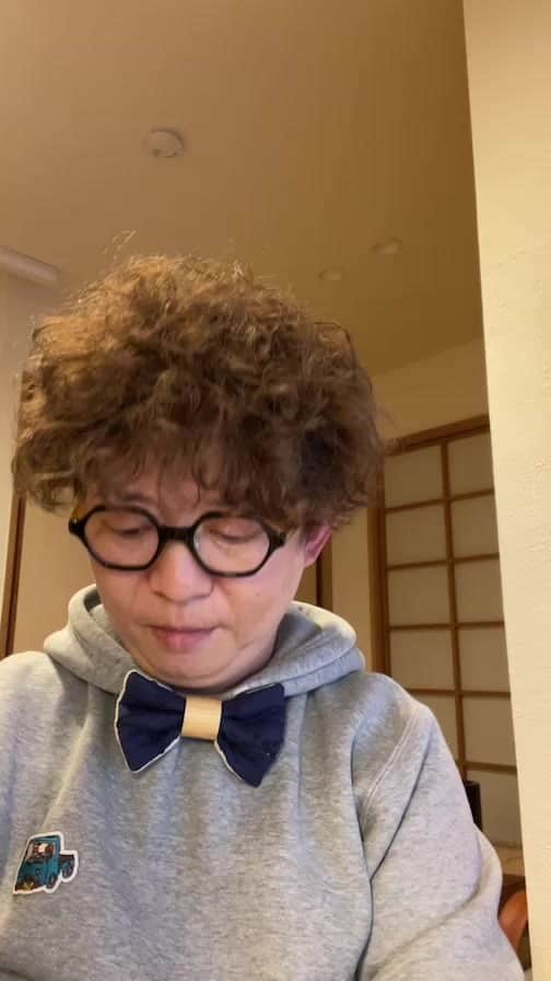 Nstyle建築工房のインスタグラム：「マンションリノベの部屋37回目  ①	マンションリノベをしたいのですが、どうしても値段が気になってしまいます。  既存設備を流用することで費用を抑えることは可能でしょうか？ 買い換えて数年しかたってないものもあり、もったいない気持ちが・・新しいものをつけるお客さんが多いのでしょうか。 皆様の経験からアドバイスいただけると嬉しいです。  ②お三方の木のマンションリノベがしたくて中古マンションをさがしております 予算的に全面リノベが出来そうにないので、リビング中心にできる範囲で、1000万円の予算で木のマンションリノベはできないでしょうか？  北側二部屋と浴室・洗面・トイレを抜いて、リビング中心に30㎜厚の吉野杉を床に使った木のリノベを希望  ③木のリノベをやりたかったのですが、諸々の事情により新築マンションを買う事になりました。 断熱が20mm程しかない為、せめてインナーサッシをつけたほうがいいのかなと思ってます。 やはり新築でも付けたほうがいいですか？皆さんがおすすめするメーカーや性能などの違いが知りたいです。  ④	営業マンのいる会社といない会社の違いを語る  #マンションリノベーション ＃木のマンションリノベーション」