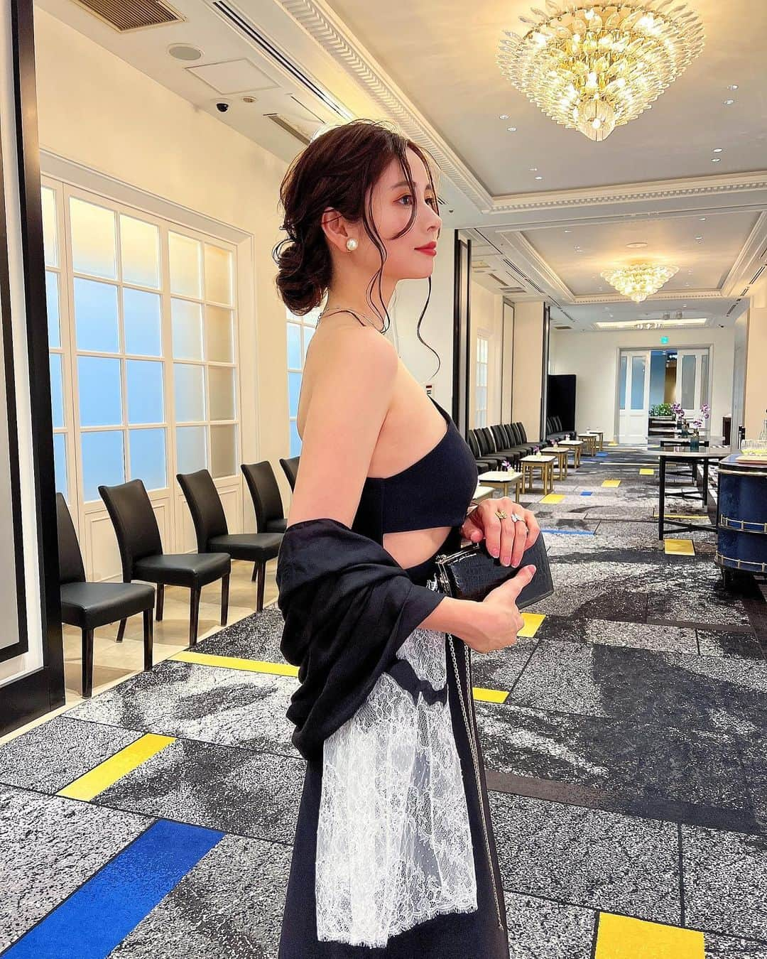 得あゆさんのインスタグラム写真 - (得あゆInstagram)「dress　@dior 🤍 ドレスアップすると女性って楽しい最高！ って気持ちになれる🥲✨ また大切な日に着たいなっ🤍  ⚠︎普段の結婚式スタイルとは異なります！ (参列する時はジャケット着用、スピーチの時のみストール) (ドレスが分かりやすく見えるよう撮影しています) ・ ・ ・ ・ ・ ・ ・ ・ ・ ・ ・ ・ ・ ・ ・ ・ ・ ・ ・ ・ ・ ・ ・ ・ #結婚式#結婚#親友#親友の結婚式#自慢の友達#結婚式ヘアアレンジ#結婚式ヘア#結婚式ヘアセット#ヘアアレンジ#結婚式コーデ#結婚式お呼ばれ#結婚式ドレス#ドレス#ウエディングドレス#ウエディングヘア#diorgrasse#ヘアスタイル#ホテルニューオータニ#ホテルニューオータニ東京#ホテル#披露宴#結婚式レポ#vancleef#ヴァンクリーフ#dior#イヤリング#前髪なし#ウエディングヘア#ウエディング#weddinghair#ストール」3月2日 21時20分 - tokuayu819