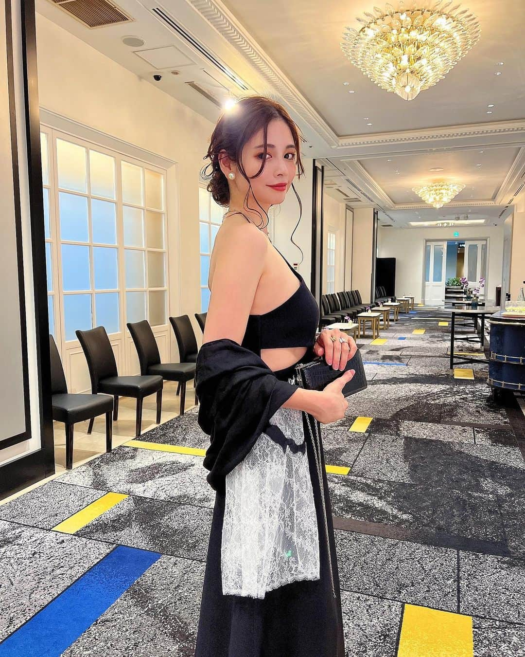 得あゆさんのインスタグラム写真 - (得あゆInstagram)「dress　@dior 🤍 ドレスアップすると女性って楽しい最高！ って気持ちになれる🥲✨ また大切な日に着たいなっ🤍  ⚠︎普段の結婚式スタイルとは異なります！ (参列する時はジャケット着用、スピーチの時のみストール) (ドレスが分かりやすく見えるよう撮影しています) ・ ・ ・ ・ ・ ・ ・ ・ ・ ・ ・ ・ ・ ・ ・ ・ ・ ・ ・ ・ ・ ・ ・ ・ #結婚式#結婚#親友#親友の結婚式#自慢の友達#結婚式ヘアアレンジ#結婚式ヘア#結婚式ヘアセット#ヘアアレンジ#結婚式コーデ#結婚式お呼ばれ#結婚式ドレス#ドレス#ウエディングドレス#ウエディングヘア#diorgrasse#ヘアスタイル#ホテルニューオータニ#ホテルニューオータニ東京#ホテル#披露宴#結婚式レポ#vancleef#ヴァンクリーフ#dior#イヤリング#前髪なし#ウエディングヘア#ウエディング#weddinghair#ストール」3月2日 21時20分 - tokuayu819