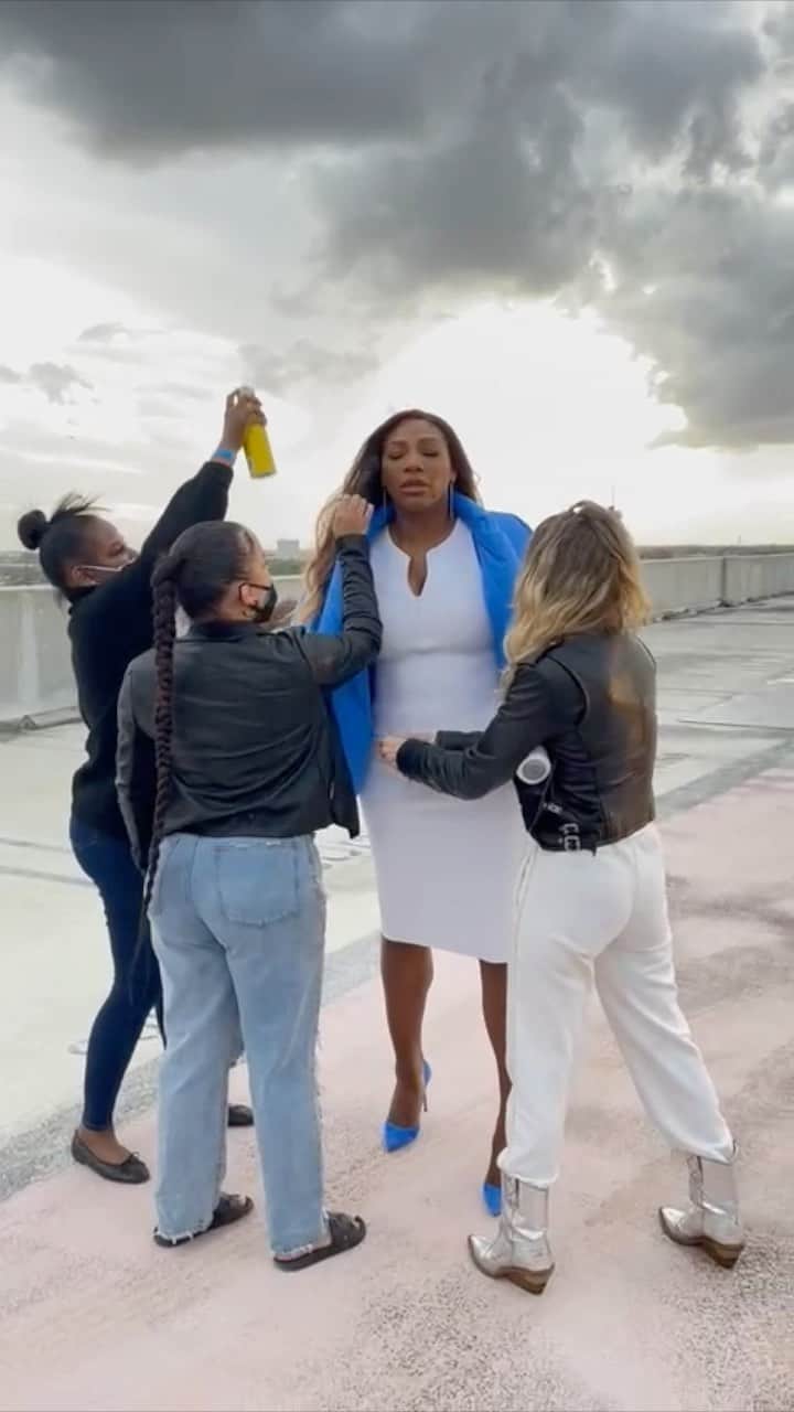 セリーナ・ウィリアムズのインスタグラム：「I had to do it.  I even Got the entire @audemarspiguet team to do it. This is worldwide dropping baby!   #dropchallenge #beyonce #idropgood #isuckathashtags #photoshootfun」