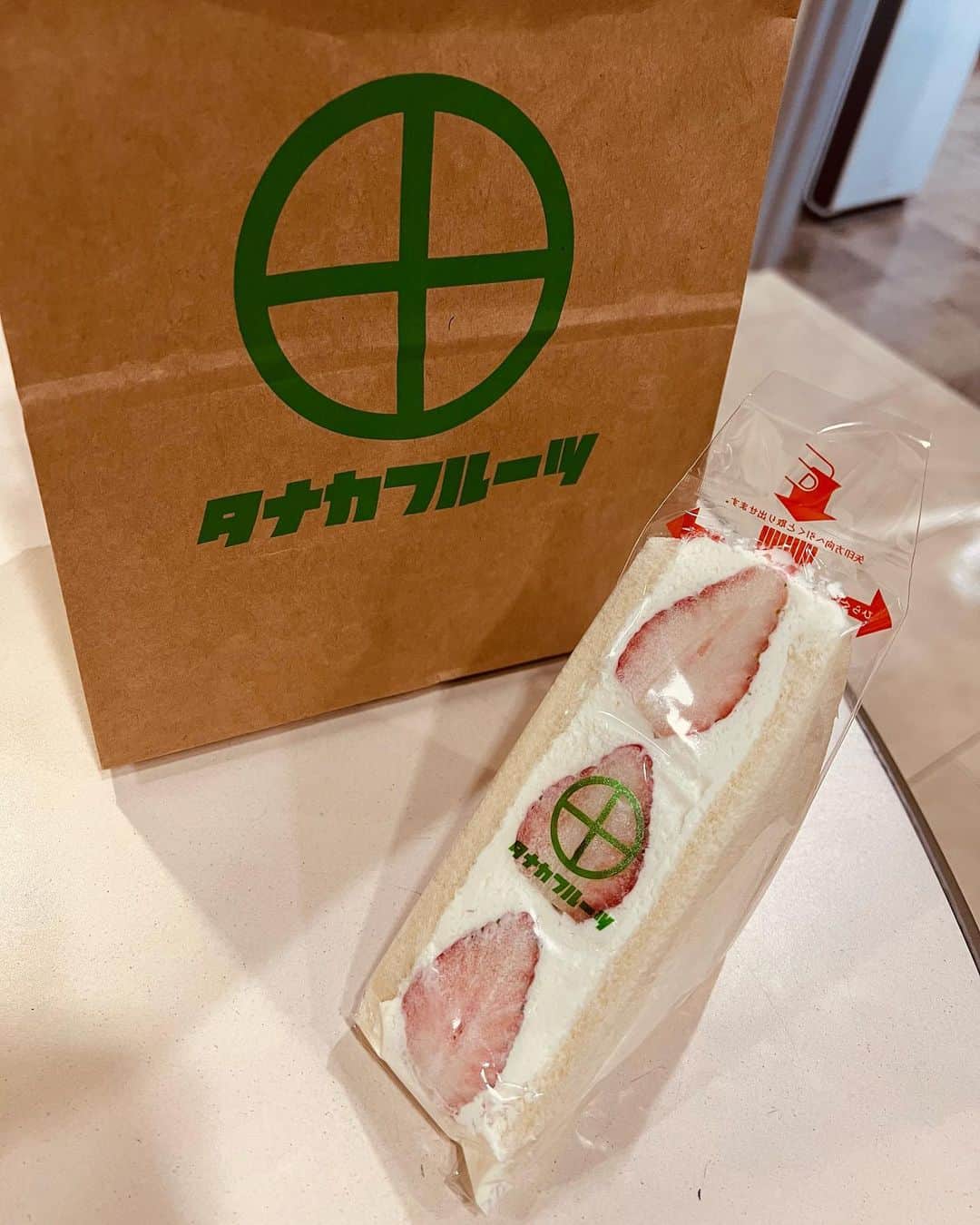 のインスタグラム：「マネージャーが くれたーーーーー！ ご馳走様でした^_^ #フルーツサンド #美味しゅうございました」