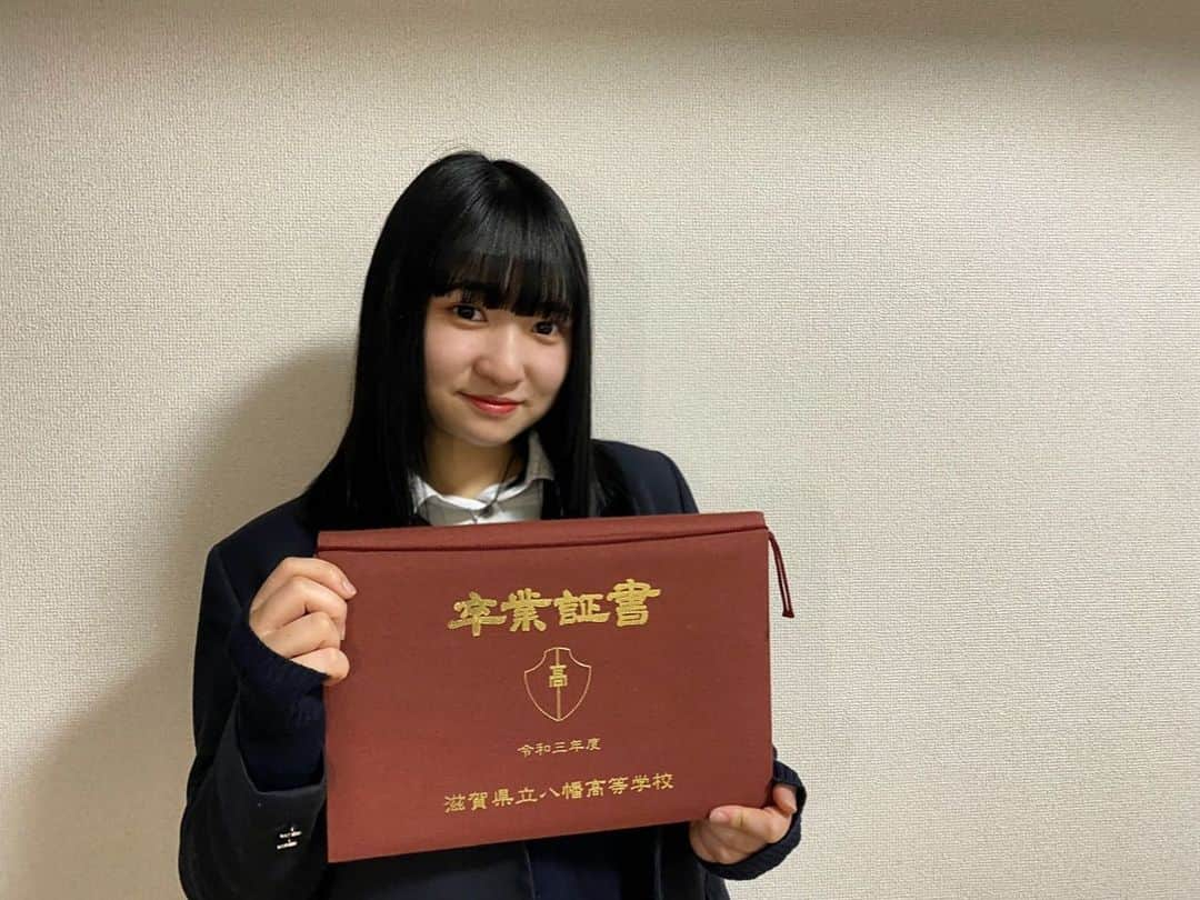 北村來嶺彩のインスタグラム：「. 　2022.3.1 　滋賀県立八幡高等学校を卒業致しました。 　・ 　中学校の同級生が1人もいない高校を 　選びました。 　小・中、人との関わりがあまり得意ではなかった　 　私が誰も私の事を知らない場所を 　自分自身で選びました。 　正直、不安でした。 　どんな風にみんなと話せばいいのか 　分からない時もありました。 　でもこんな私に優しく声をかけてくれる人が 　沢山いました。 　人生で初めて部活に入り 　サポートする難しさを知りました。 　同じ目標に向かうからこそ、ぶつかりました。 　・ 　私と出会ってくれた友達 　私を大切に思って下さった先生方 　私をいっぱい笑わせてくれた部員さん。 　・ 　そして誰よりも1番側で見守ってくれて味方で 　いてくれた家族。 　パパ、ママ、18年間大切に大切に育ててくれて 　ありがとう。 　・ 　いつも私を応援して下さる皆様 　18年間私に関わって下さった皆様に 　感謝の思いを込めて。 　・ 　北村來嶺彩 　・ 　#artist #ssw #singer 　#photo #graduate #03」