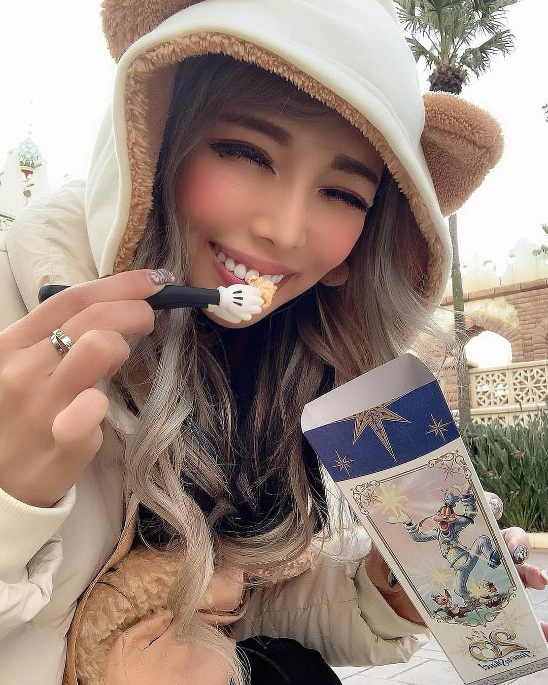 霜月るなのインスタグラム：「やっぱり夢の国って最高だよね✨❤️✨ ディズニーシー久々に行った💕  るなゎランド派やけど ダッフィーちゃんグッズほしくて シーに行きました❤️❤️  ポップコーン🍿のトング可愛くてゲットしちゃったぁ💕💕💕  ダッフィーちゃんグッズ可愛いなぁ🥺 カチューシャゎ完売したみたいで、、買えなかったから こんな可愛いパーカー買ってみた❤️✨ 可愛い😍😍 昔から本当にディズニー大好き💕💕💕 ディズニーランドに住みたい🤣❤️ #ディズニーシー #東京ディズニーリゾート#ダッフィーコーデ  #ダッフィー#ギャル#disney #舞浜」