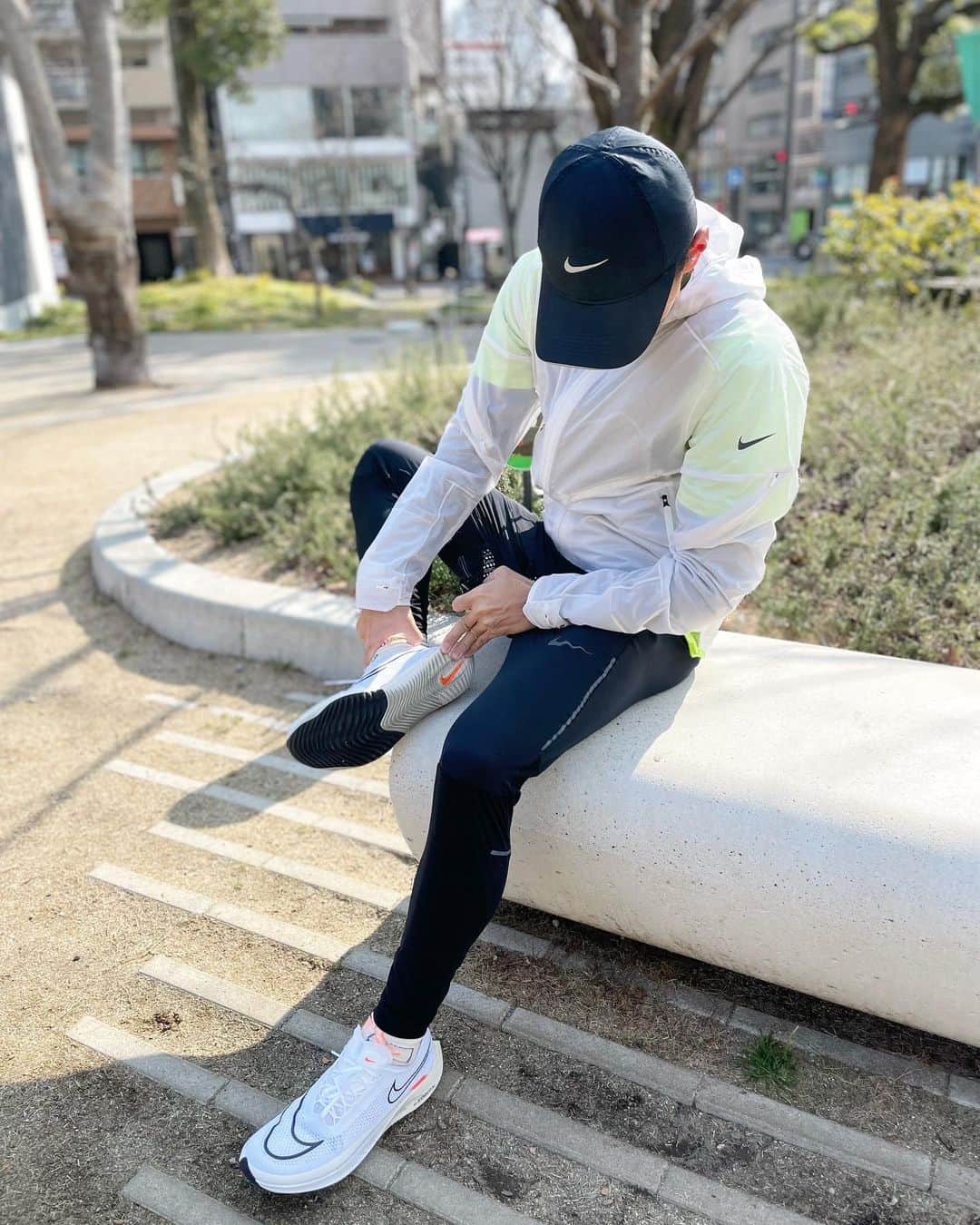 服部勇馬のインスタグラム：「. #streakfly  地面を掴んで走るような感覚。 写真はグリップ力、すごってなってるところ。  #vaporfly と比べてトップスピードの質力が出しやすく、クッション性も併せ持ったシューズ。 (※シューズの感覚には個人差があります。)  #nike #ストリークフライ #花粉症 #始まりました #春 #マラソン#シューズ」