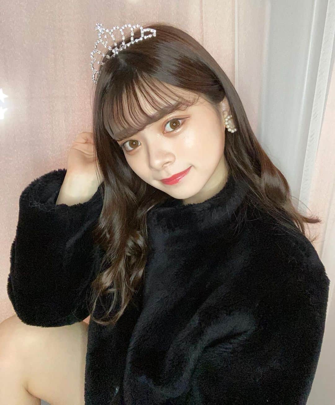 高須賀友香のインスタグラム：「みーんなのお姫様☆プリチィともちんだヨ‼️💖💖💖💖💖💖((´｡✪ω✪｡`))  嘘ですふざけましたごめんなさい×♾ このアウターの下全然ドンペンT  #princess  #プリンス  #お姫様  #ティアラ  #アイドル  #ひとさい  #ひとさい好きな人と繋がりたい (？)」
