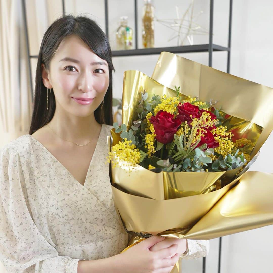 岩間恵のインスタグラム：「バラとミモザ🌹🌼  今はドライフラワーになってるよ☻  Special thanks @ferrerorocher_jp」