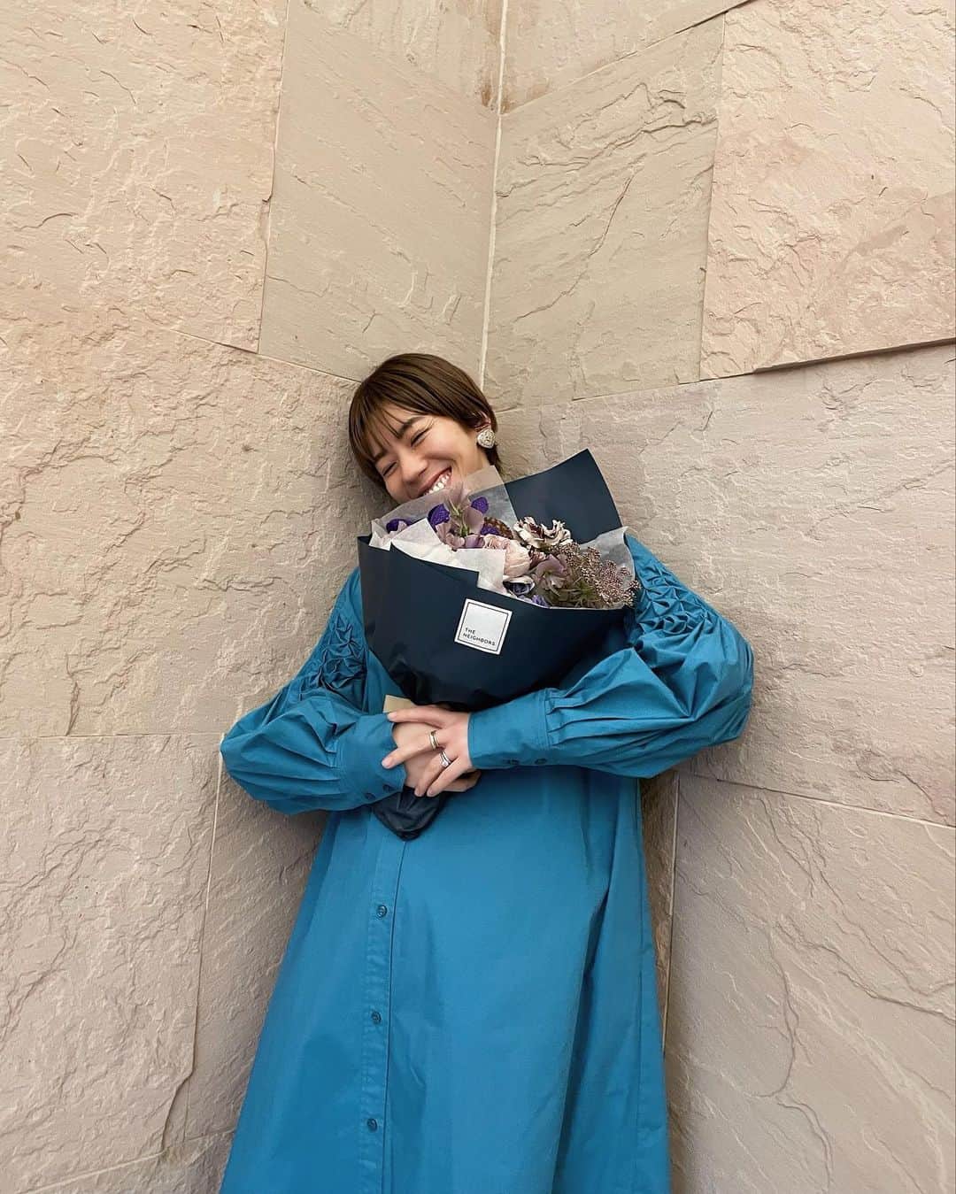 正中雅子のインスタグラム：「また１つ歳を重ねた本日💙39(え？😇)  MACHATTのみんなが、大好きな🍣うえだ🍣さんに連れてってくれました☺️🙏  とっても癒される時間で、改めて どんな時も大変な時は特に底から持ち上げてくれ力を貸してくれる皆んなに感謝の気持ちでいっぱいになりました。  いつもありがとう♡  MIHOが今シーズン、ブルー推しやからブルーの花にしてもらったと言ってくれて 新作のシャツドレスと共に🫐  0時には、URAKOと仕事の電話しながらもお祝いしてもらったり 沢山の友達からのLINEやDMも有り難く家族にもおめでとうと言ってもらい心温まる1日でした☺️  お母さん、お父さん、産んでくれて 大切な人に好きなことに囲まれる人生にすすませてくれてありがとう🥰  なにより、出会ってきた周りに居てくれる人たちが私の人生の宝だなっておもう🤝✨  30代ラスト！大変なこともあると思うけど自分らしく駆け抜けるぞ💨♡  💙💙💙💙💙  #MACHATT #masaco服 #birthday」