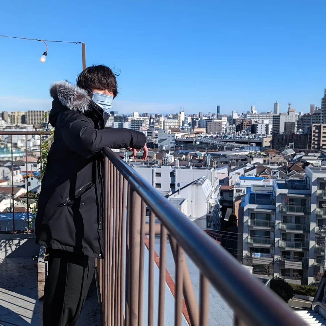 東啓介さんのインスタグラム写真 - (東啓介Instagram)「屋上最高。  春樹も最高。  みんな最高。  #ファイトソング #間宮祥太朗 さん #東啓介 #とんちゃん」3月2日 22時44分 - keisuke_higashi_official